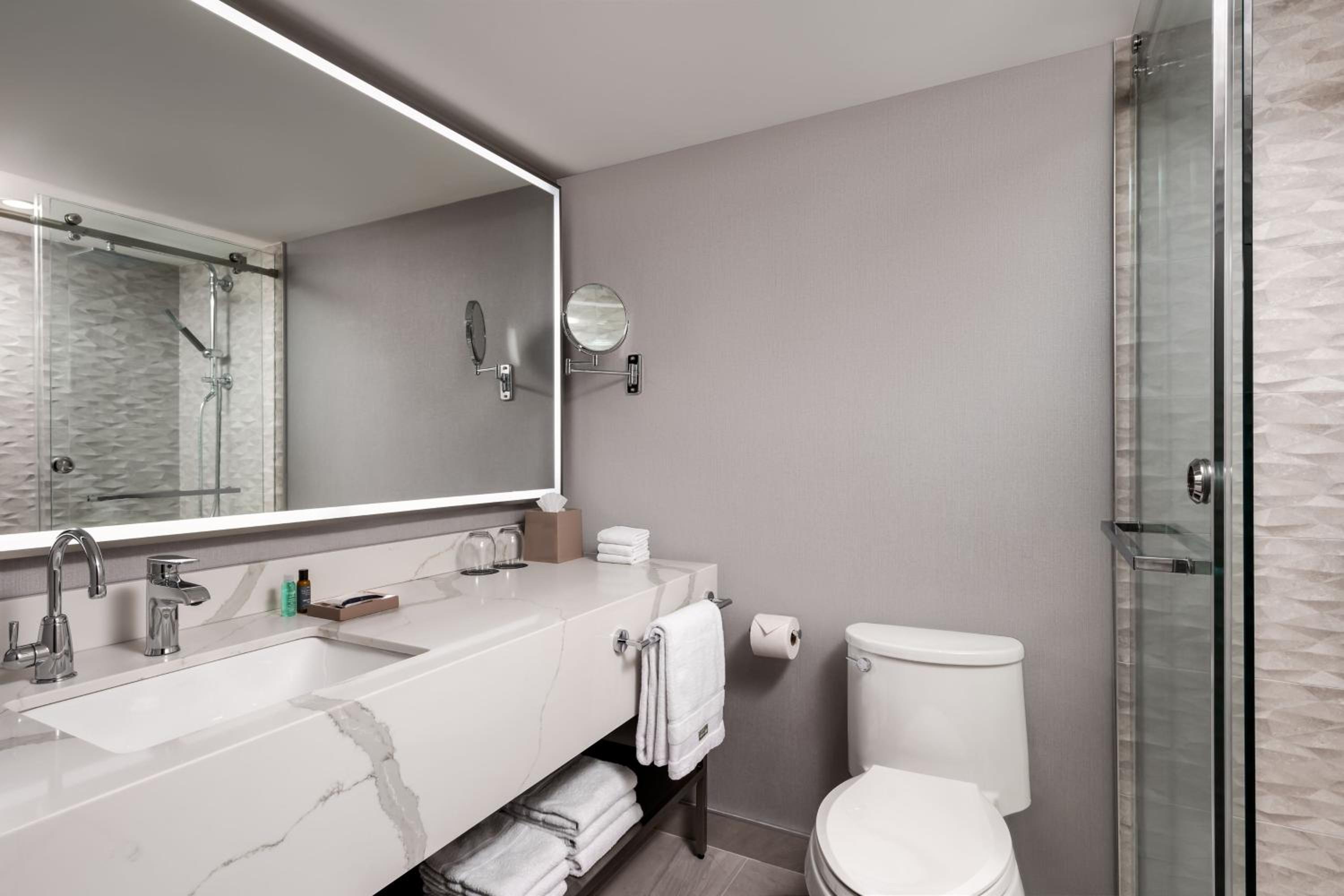 Premium King Room with Lake View thumbnail 5