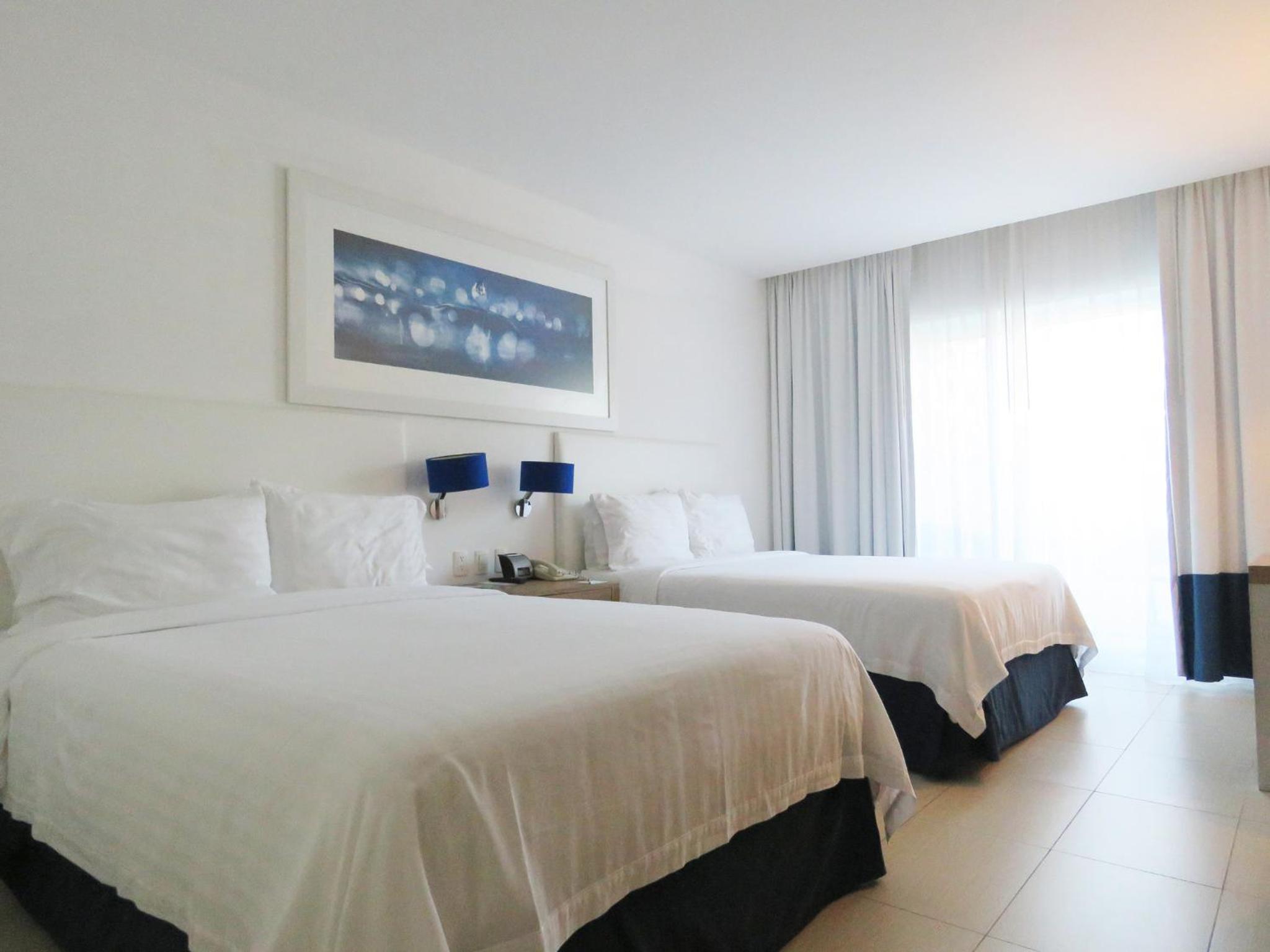 Standard Room with Two Queen Beds - Photo 4