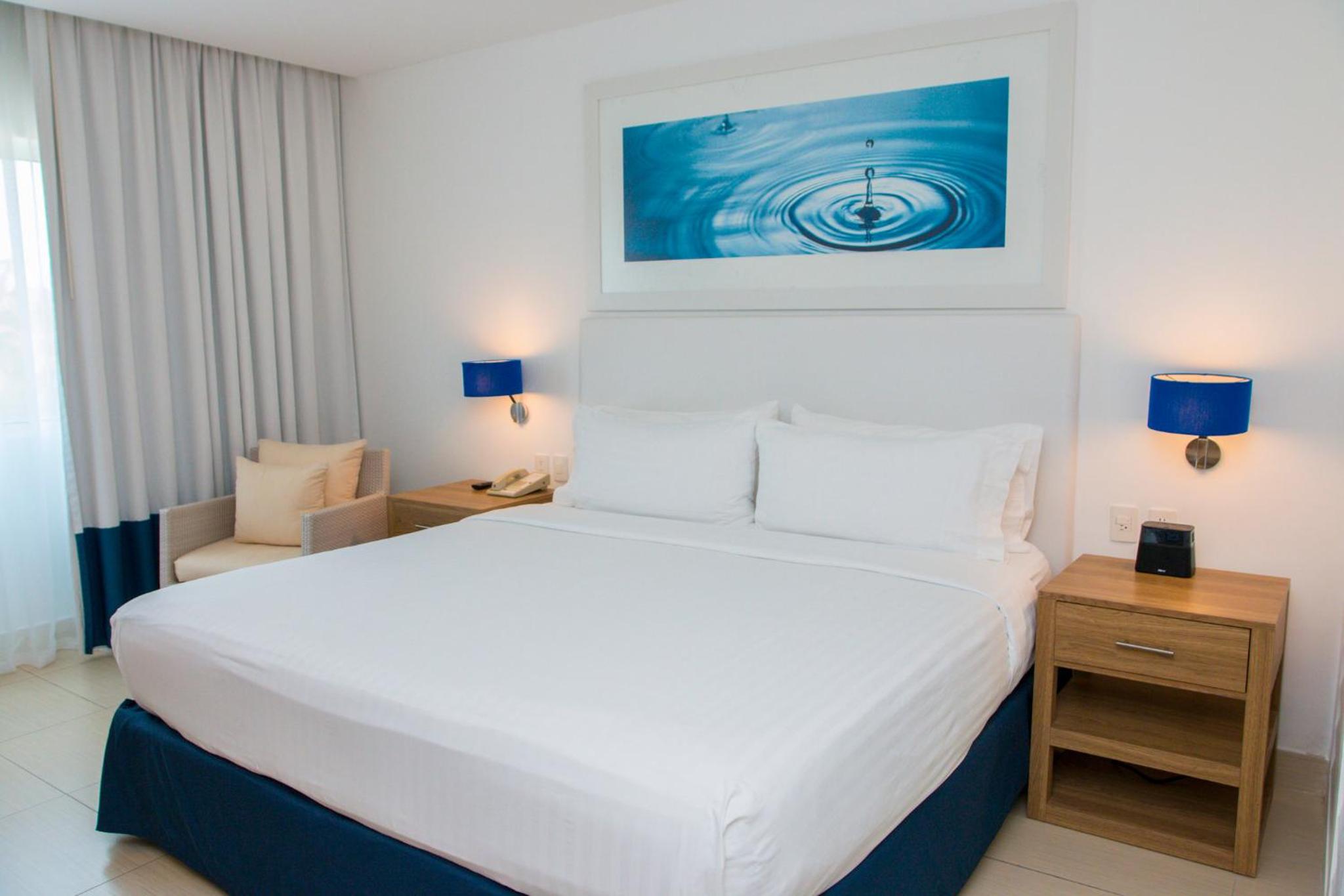 Standard King Room with Balcony - Photo 2