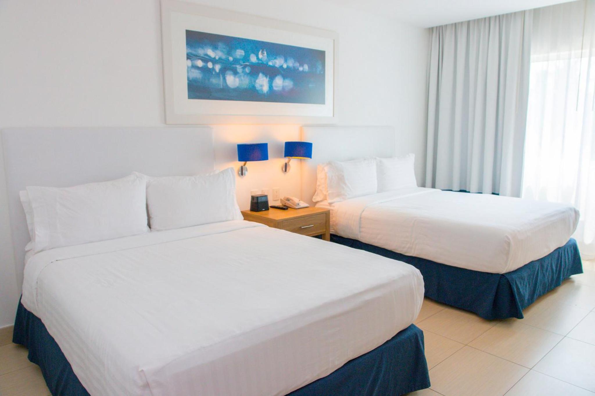 Standard Queen Room with Two Queen Beds - Top Floor - Photo 3
