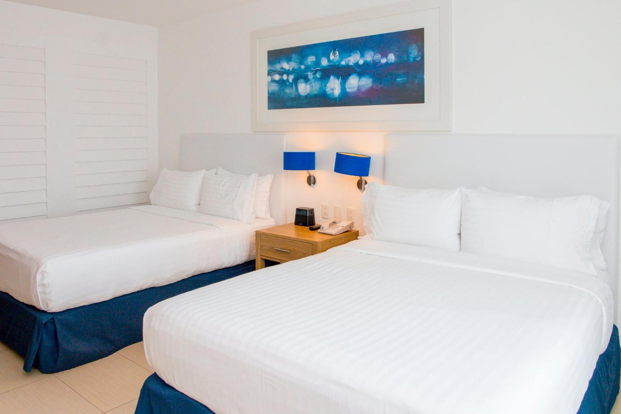 Standard Room with Two Queen Beds - Photo 8
