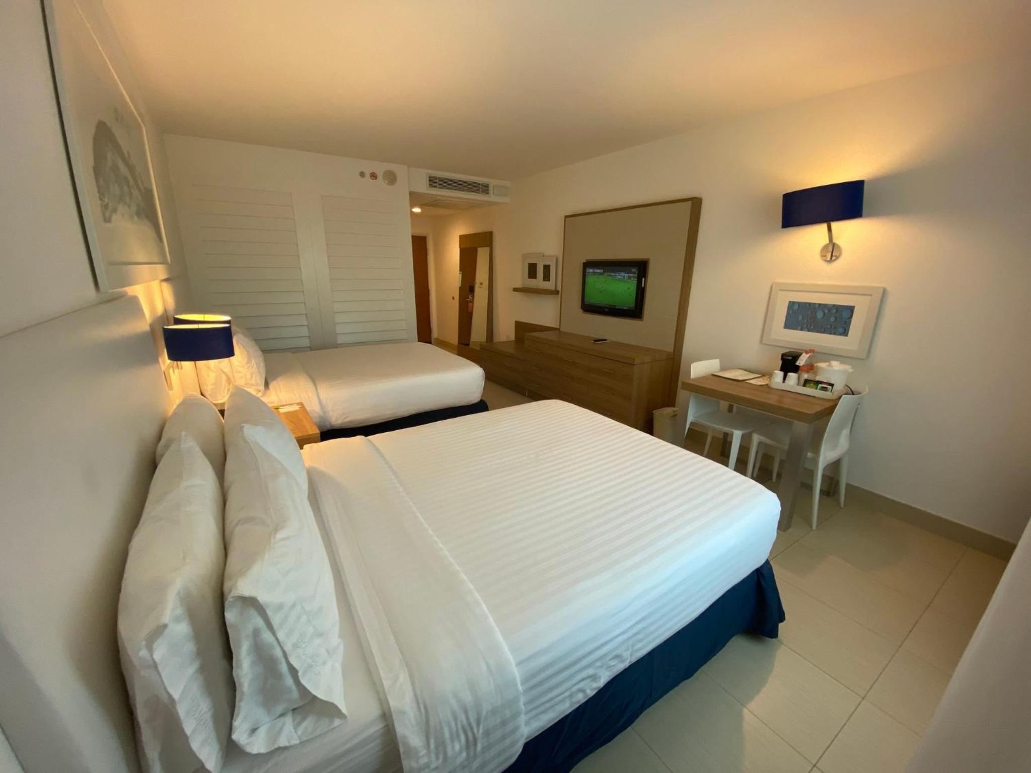 Standard Queen Room with Two Queen Beds - Top Floor - Photo 6
