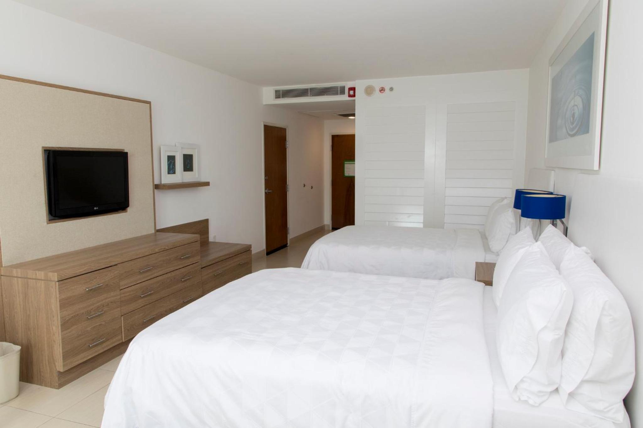 Standard Room with Two Queen Beds - Photo 11