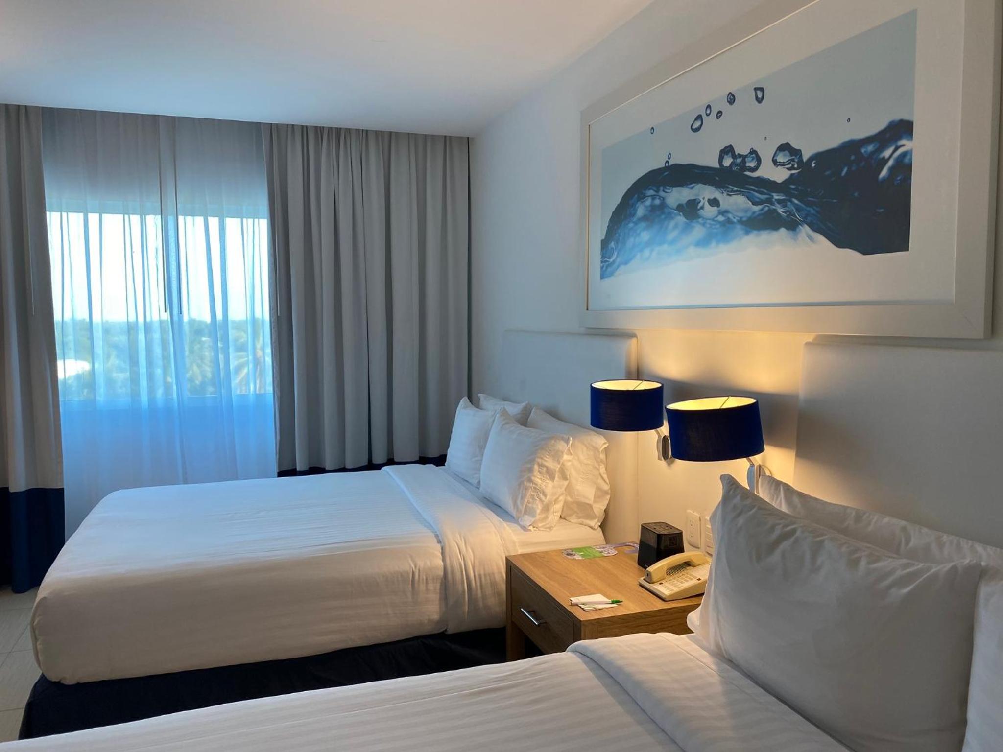 Standard Queen Room with Two Queen Beds - Top Floor - Photo 8