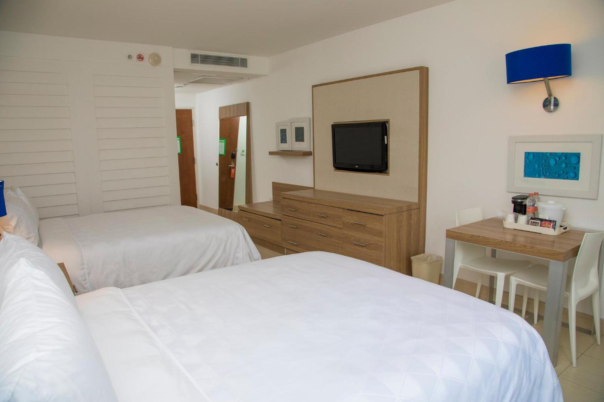 Standard Room with Two Queen Beds - Photo 10