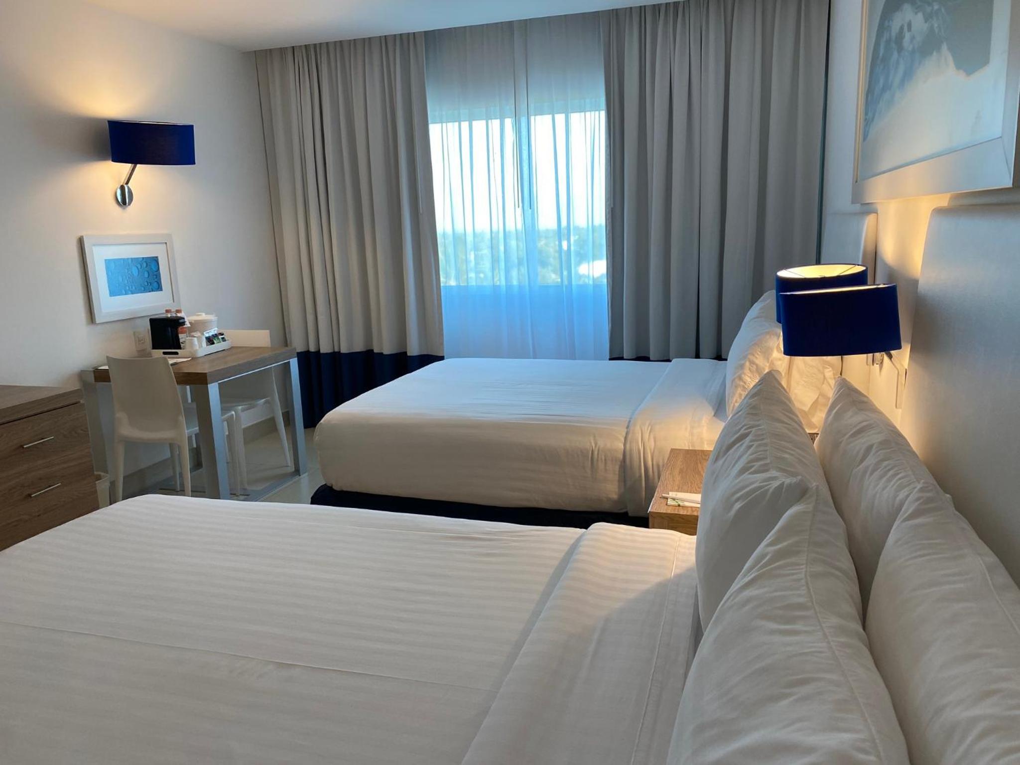 Standard Queen Room with Two Queen Beds - Pet Friendly - Photo 7
