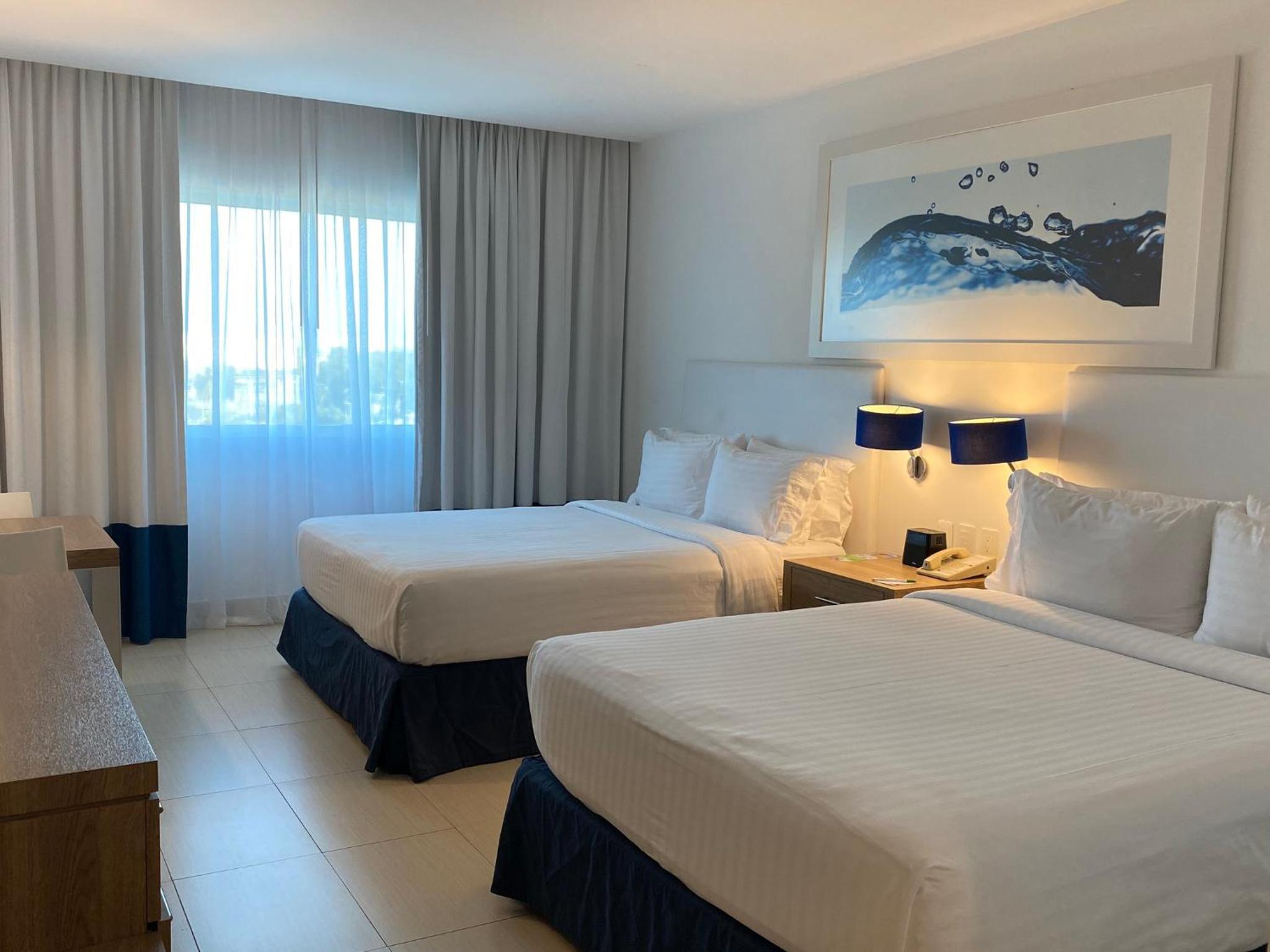 Standard Queen Room with Two Queen Beds - Pet Friendly - Photo 6