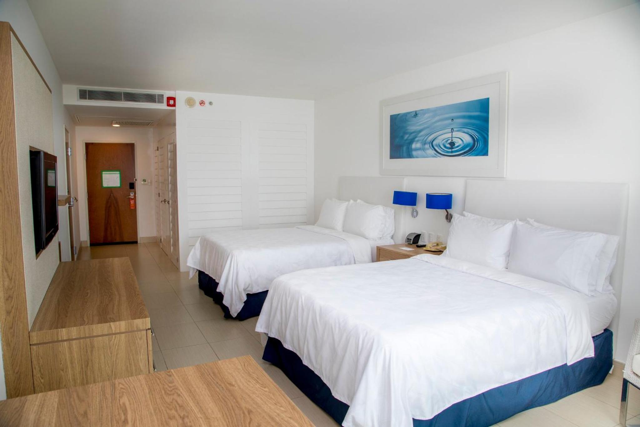 Standard Queen Room with Two Queen Beds - Top Floor - Photo 7
