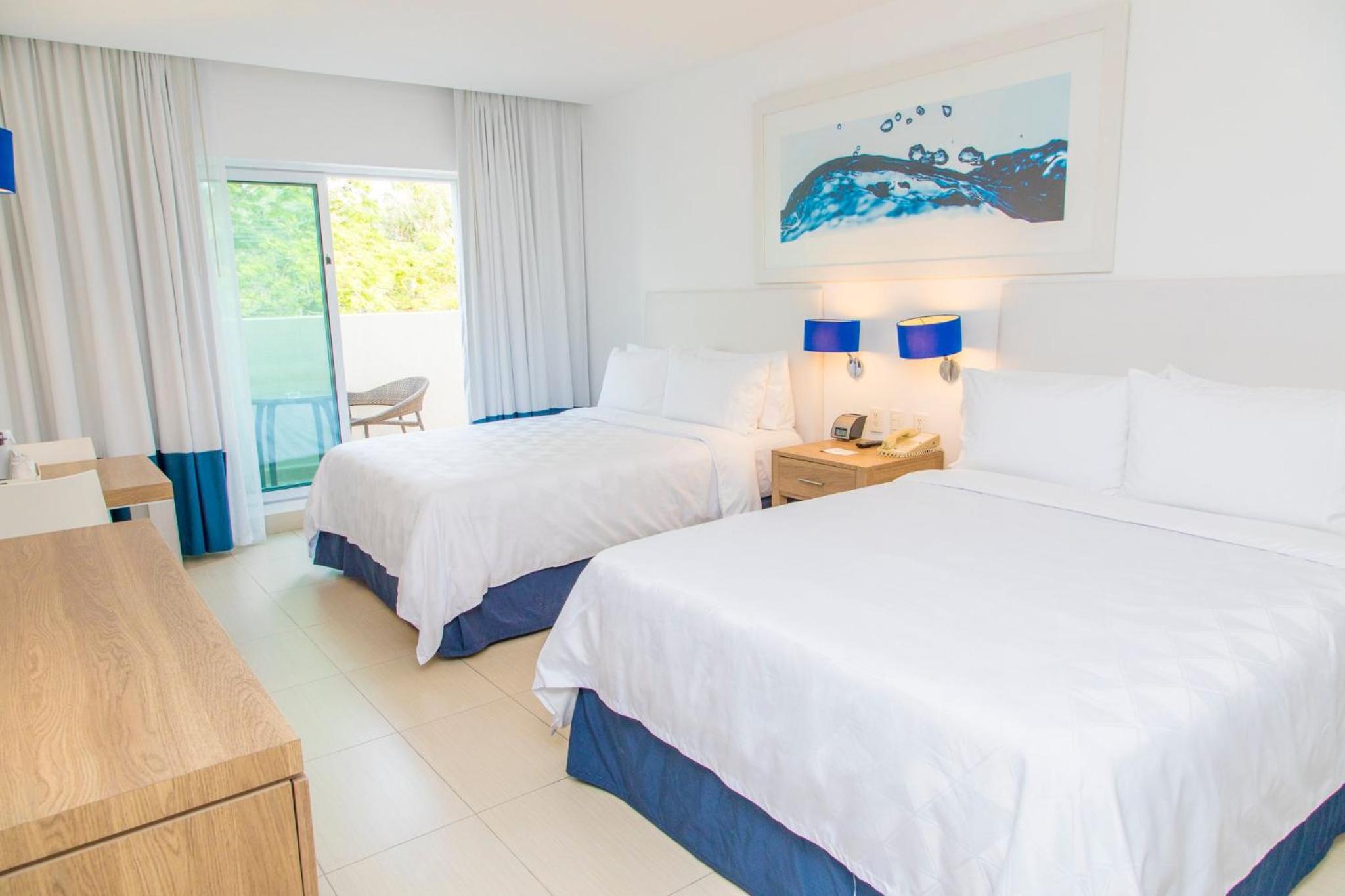 Standard Queen Room with Two Queen Beds and Balcony - Photo 3