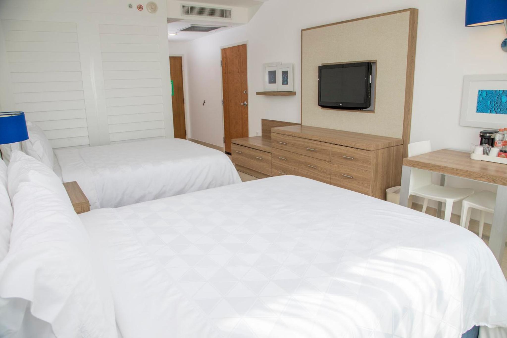 Standard Queen Room with Two Queen Beds - Top Floor - Photo 10