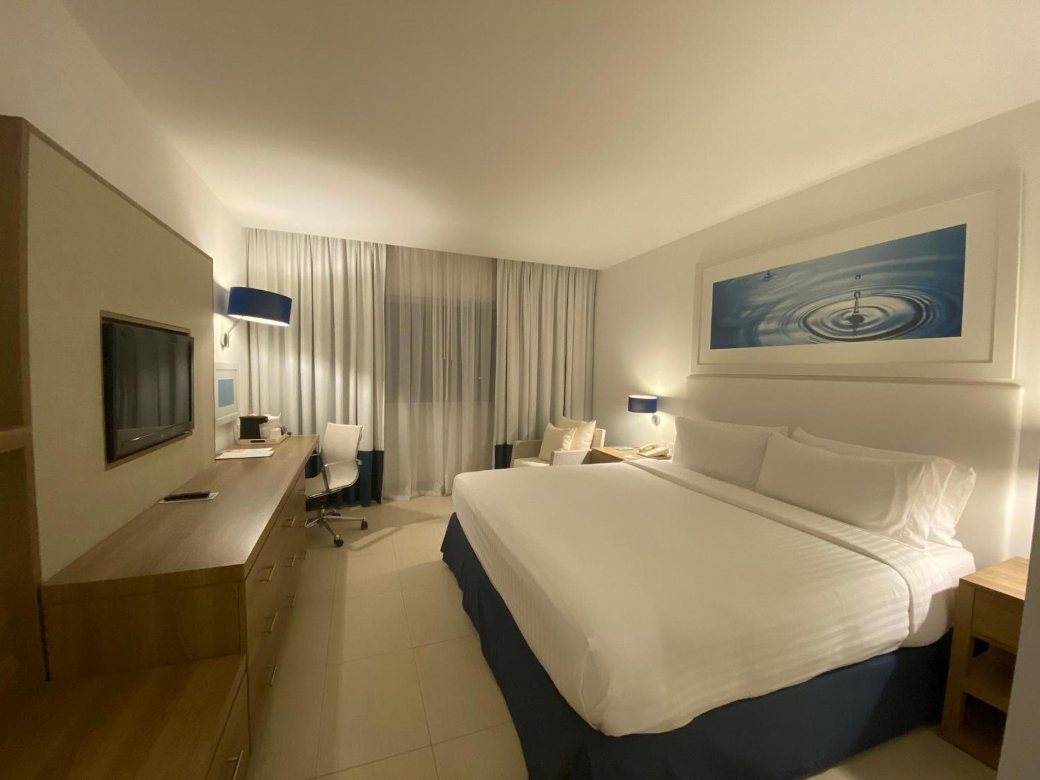 Standard King Room - Photo 7