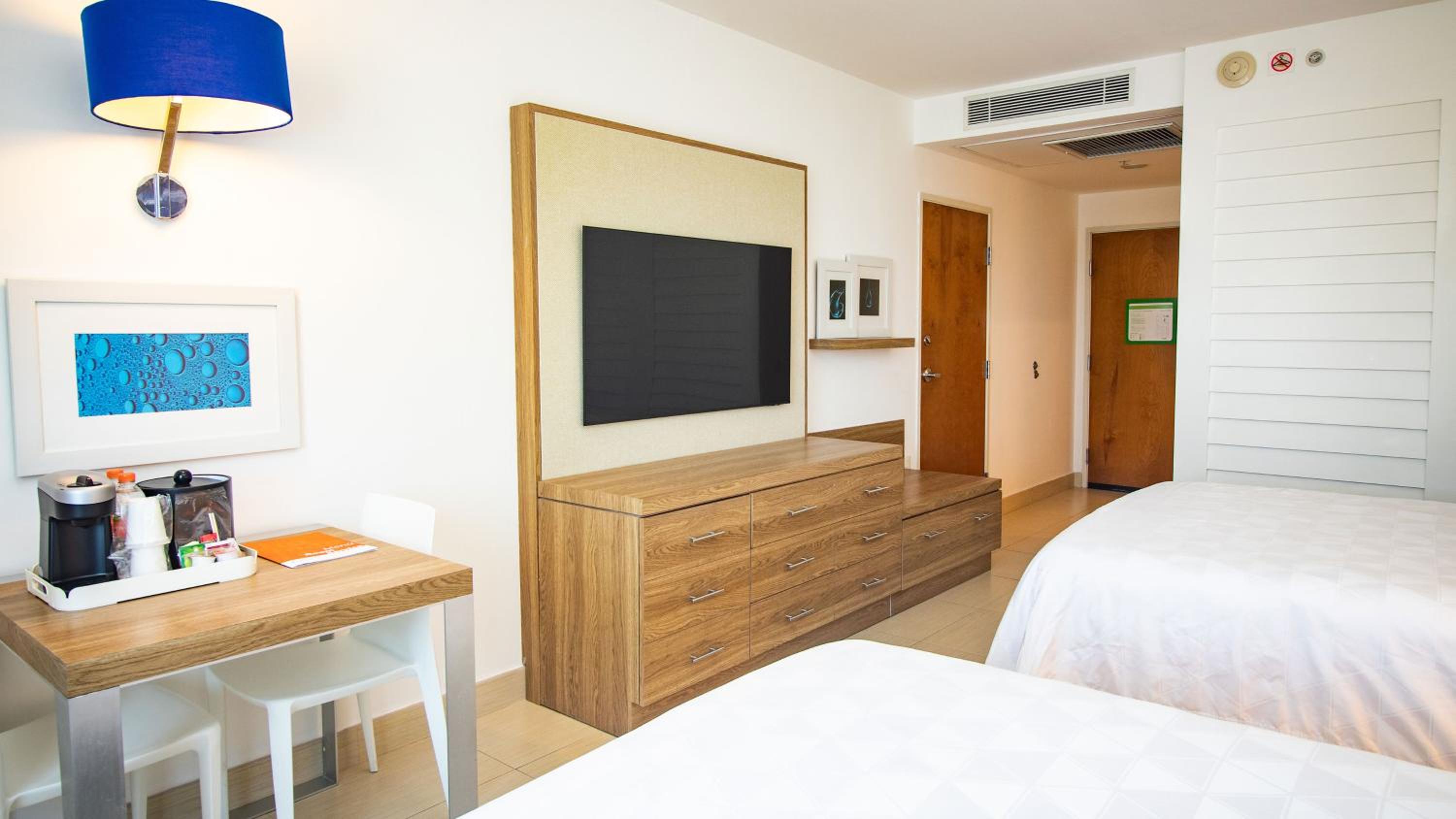 Standard Room with Two Queen Beds - Photo 7