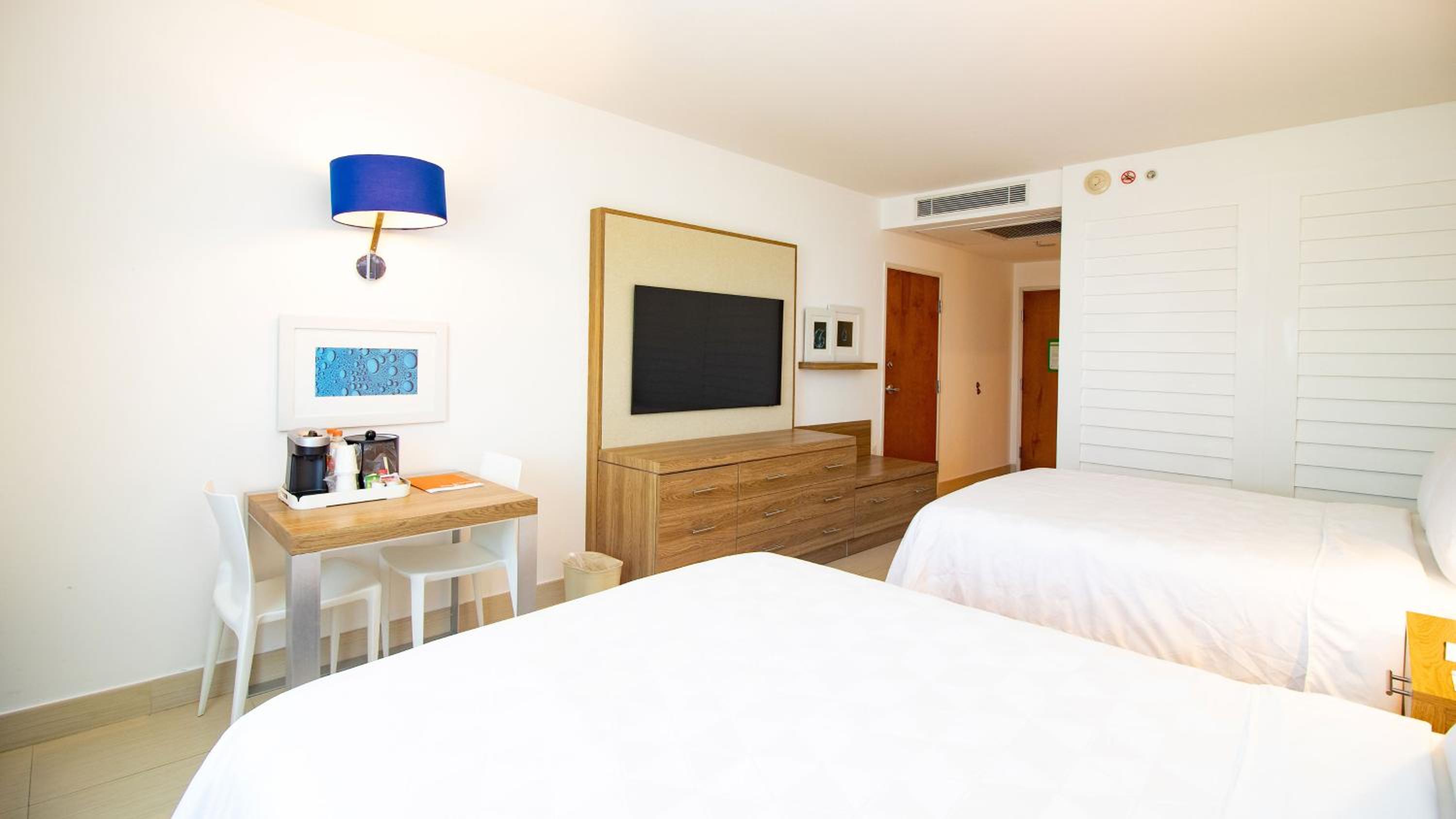 Standard Room with Two Queen Beds - Photo 5
