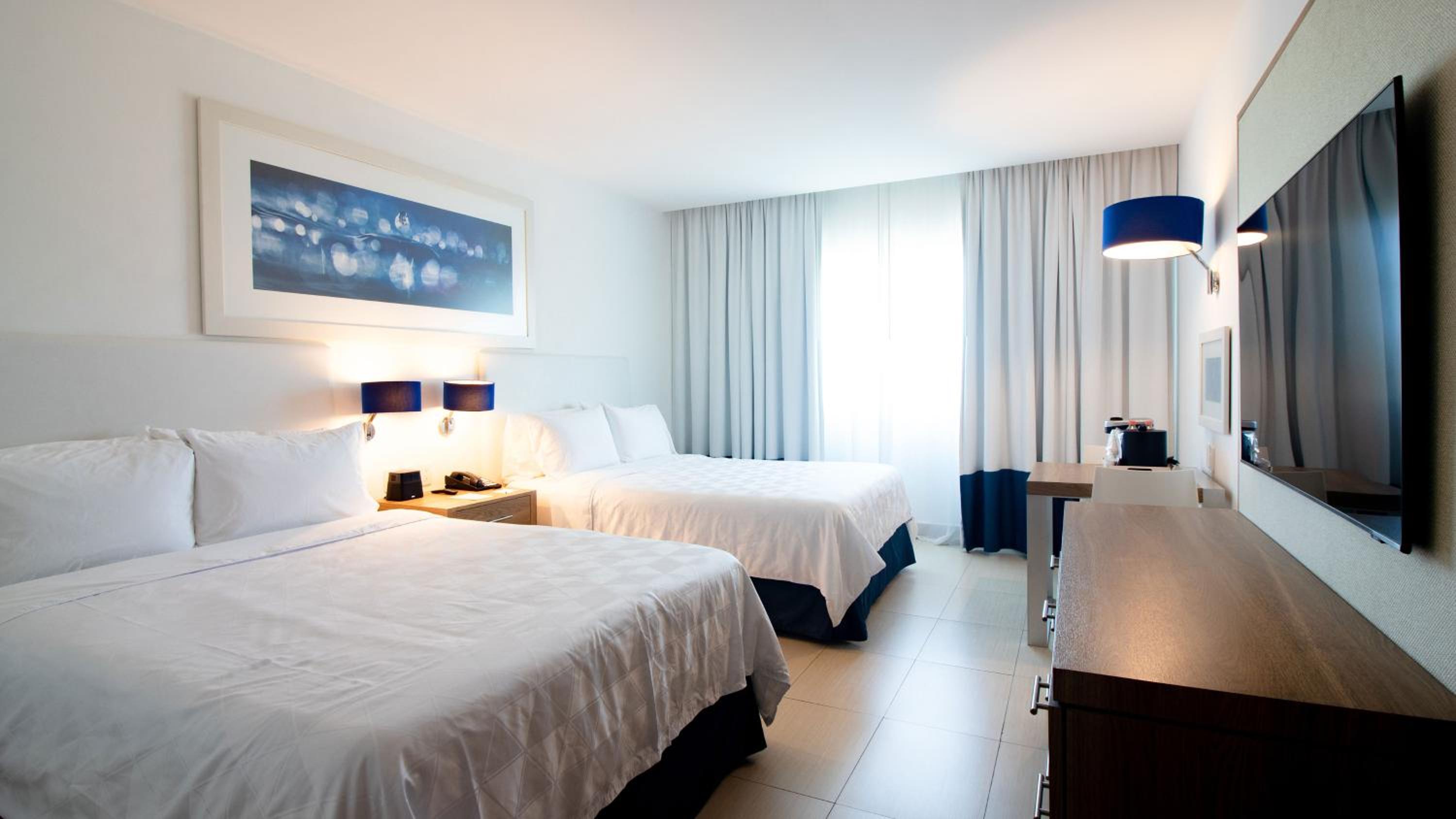 Standard Queen Room with Two Queen Beds - Top Floor - Photo 4