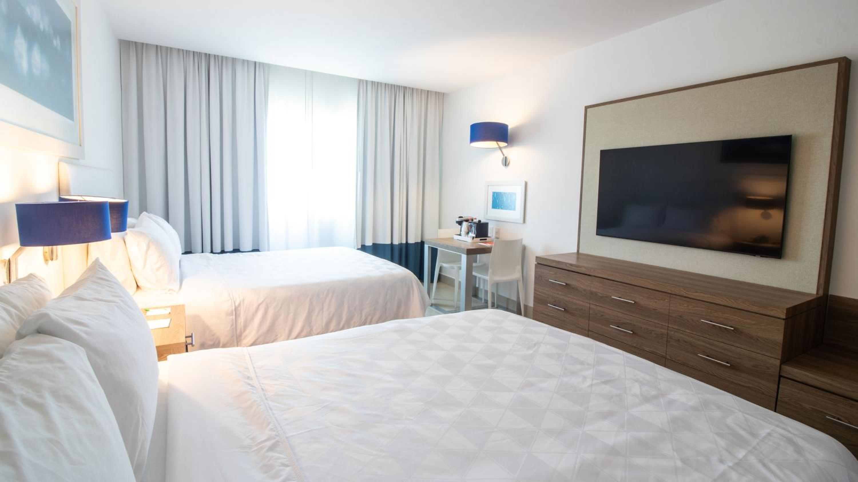 Standard Room with Two Queen Beds - Photo 9