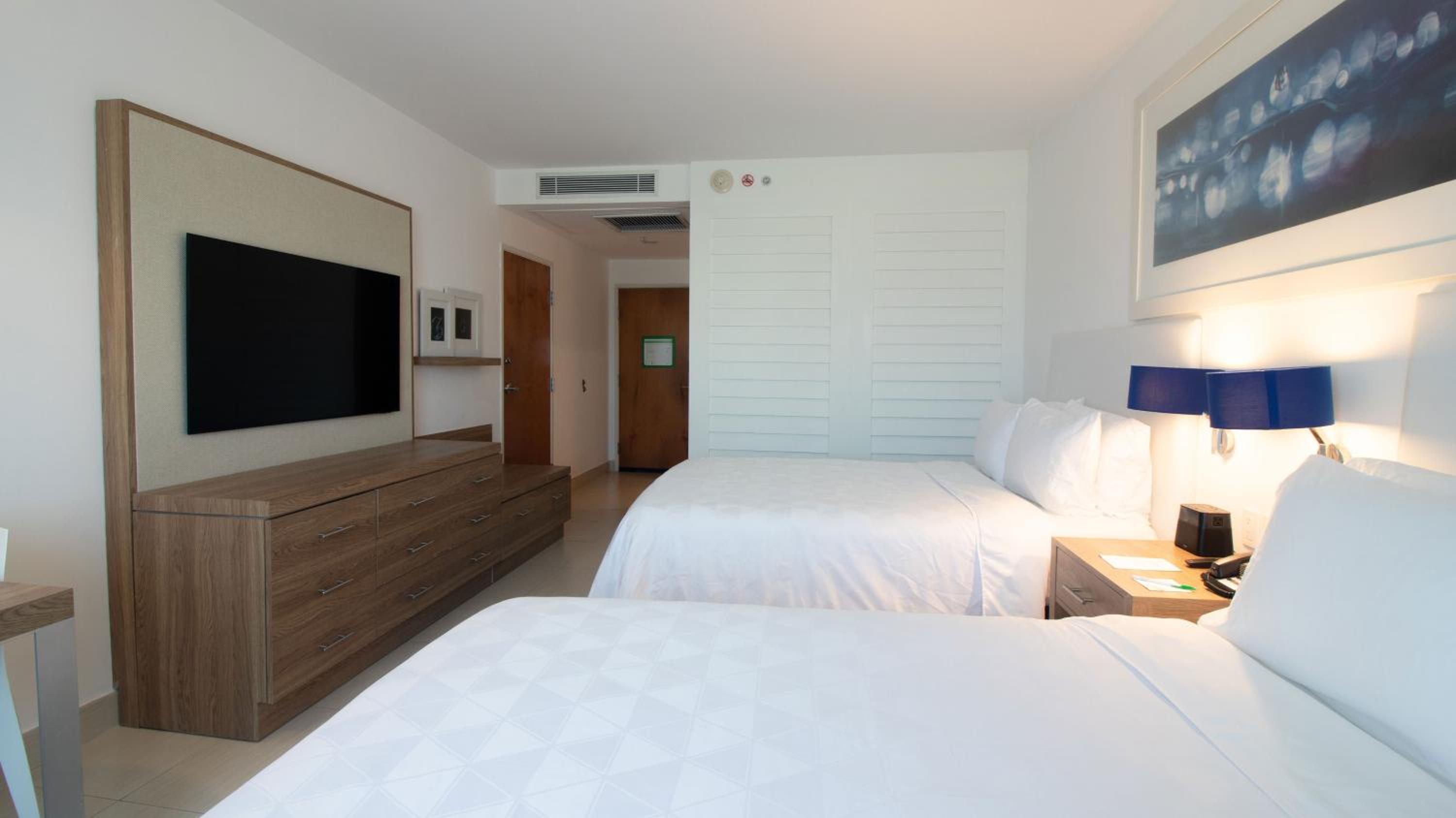 Standard Queen Room with Two Queen Beds - Pet Friendly - Photo 5