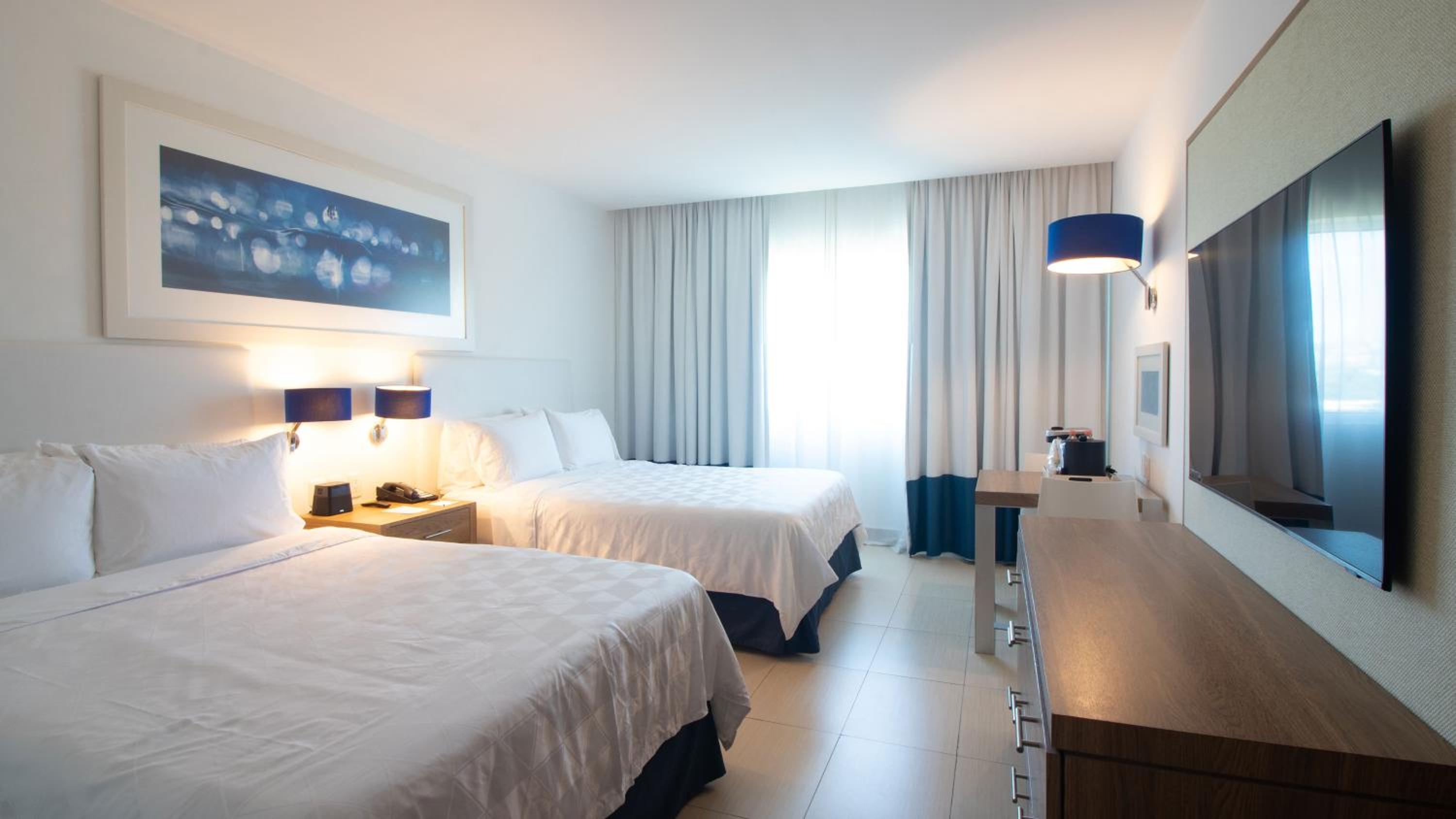 Standard Queen Room with Two Queen Beds and Balcony - Photo 4