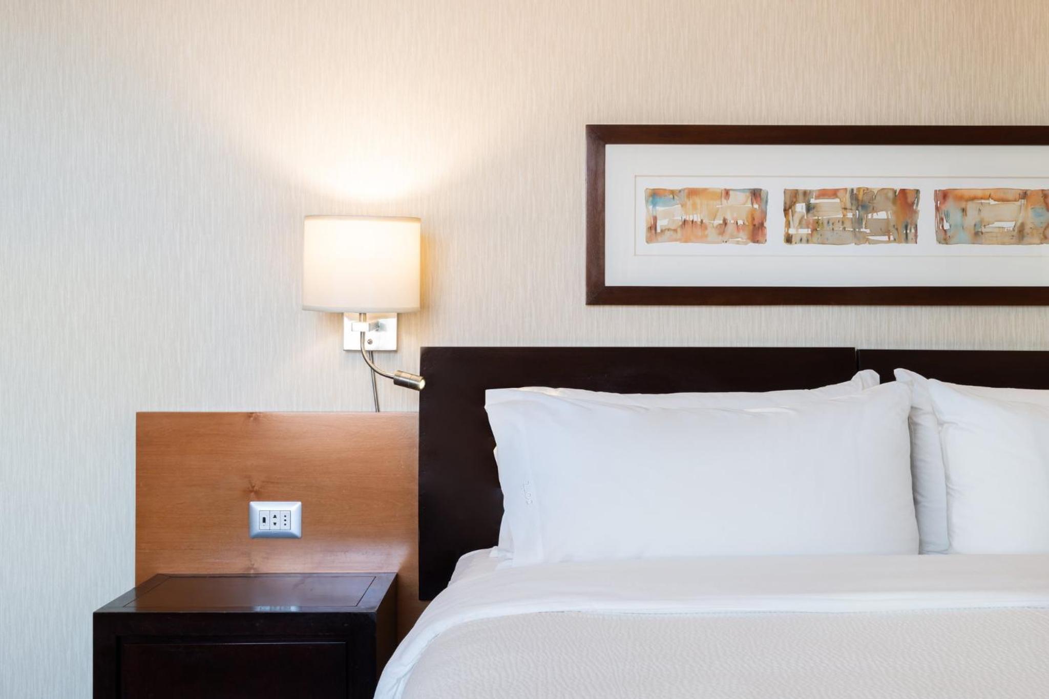 Standard Room with Two Queen Beds - Photo 4