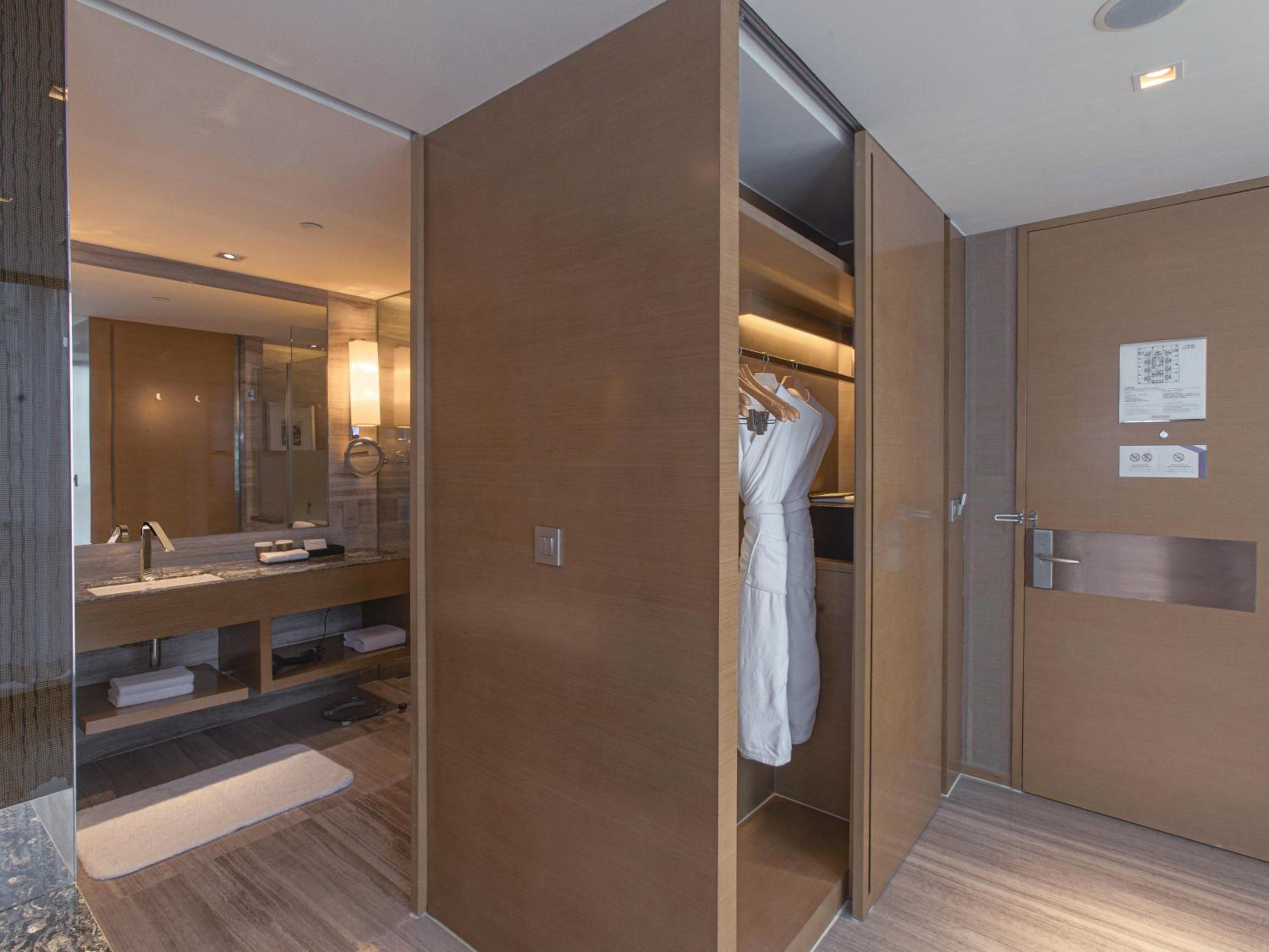Deluxe King Room - Club Access photo 1