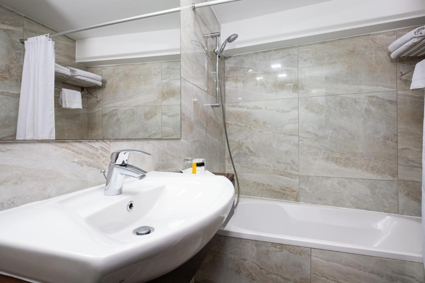 Triple Room - Photo 11