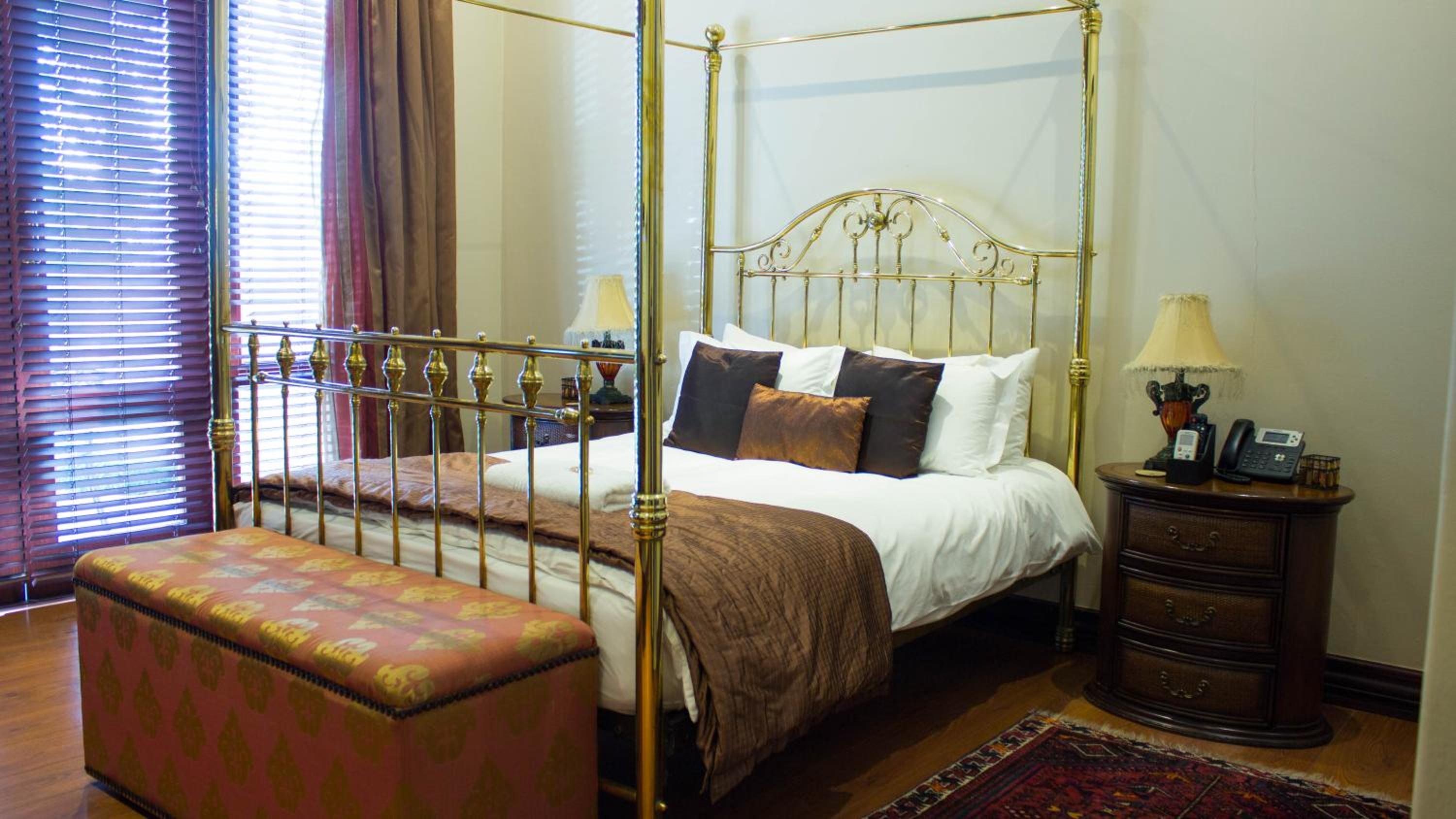 Queen Room photo 1