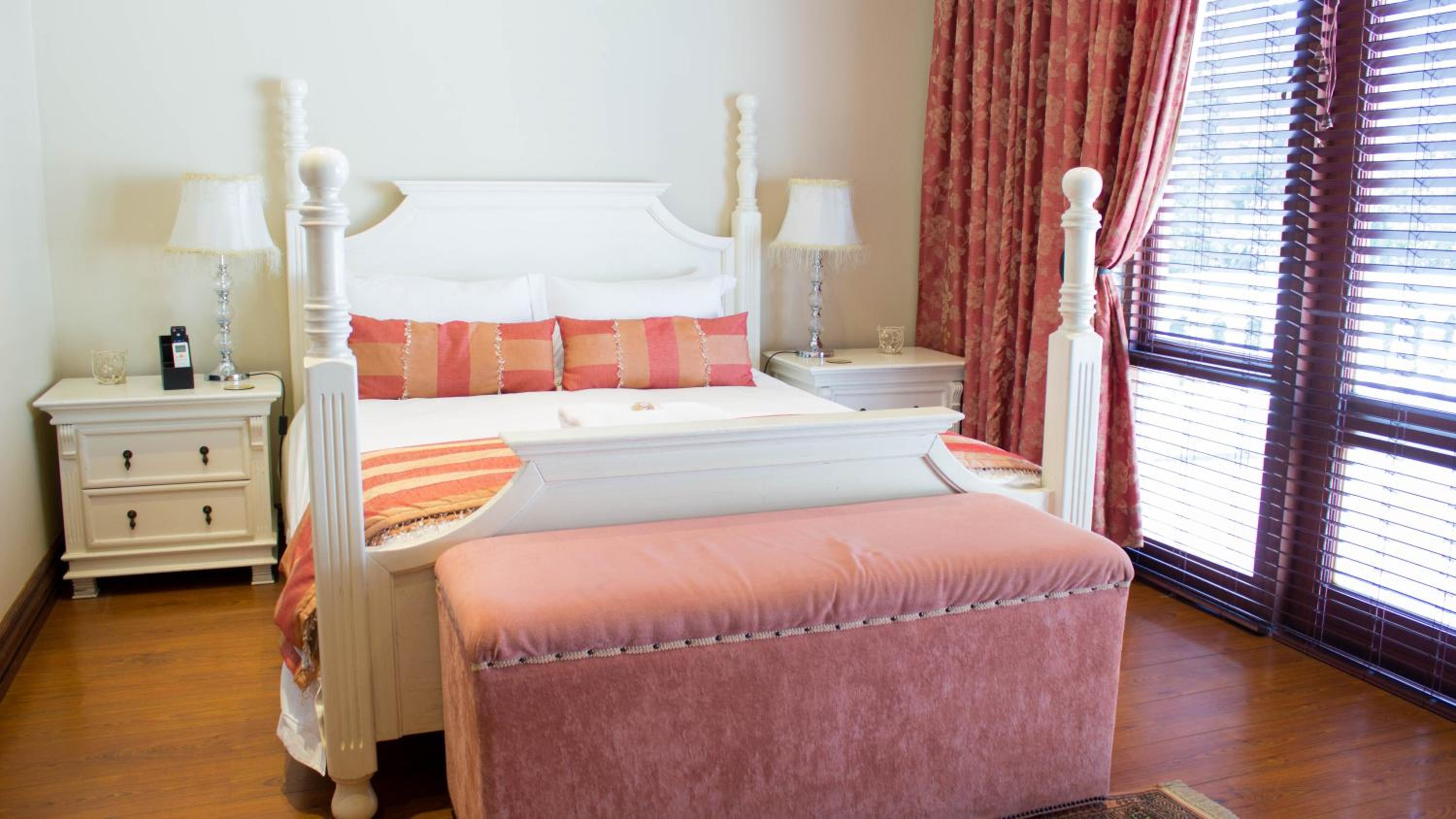 Queen Room photo 2