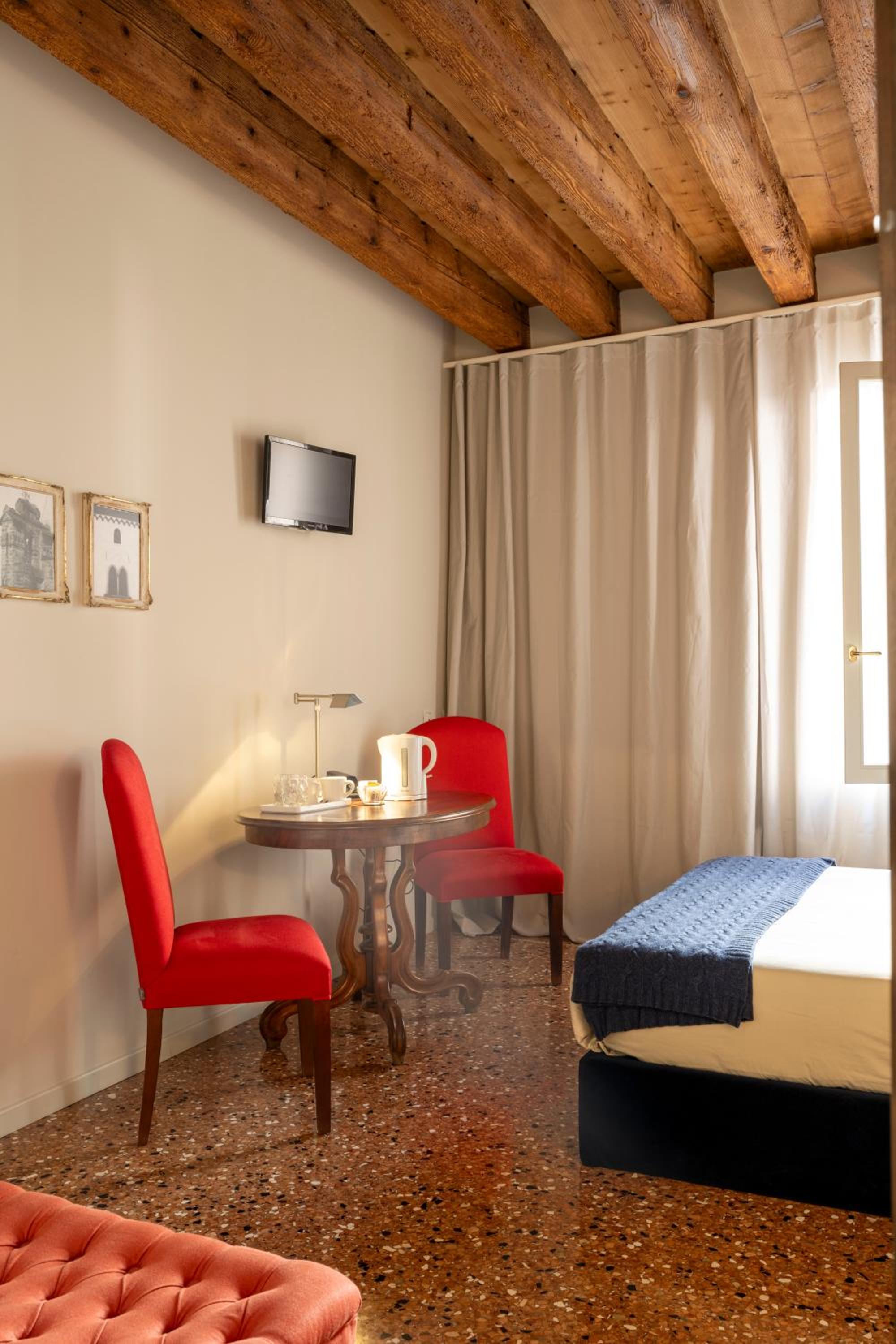 Deluxe King Room - Photo 6
