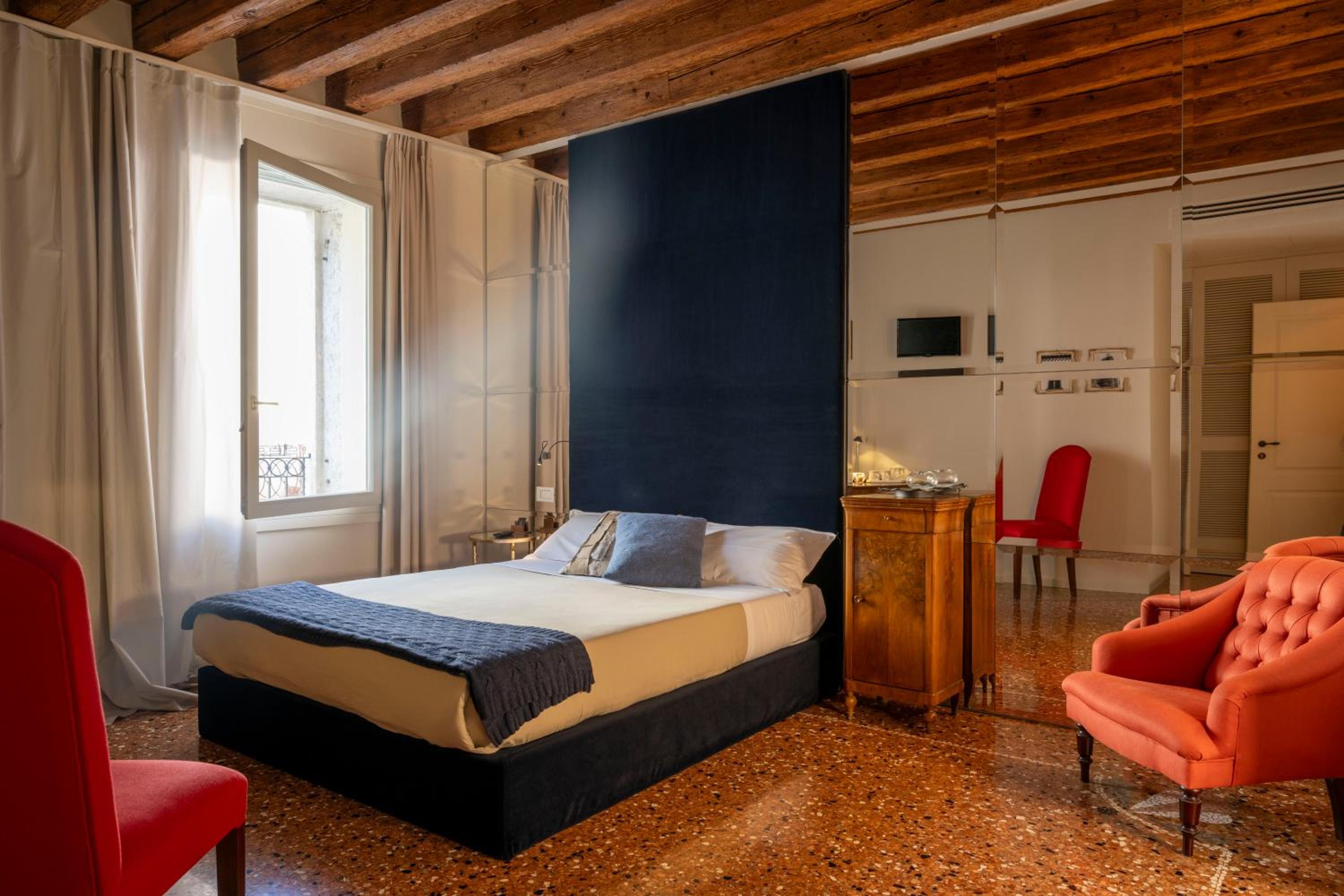 Deluxe King Room - Photo 7