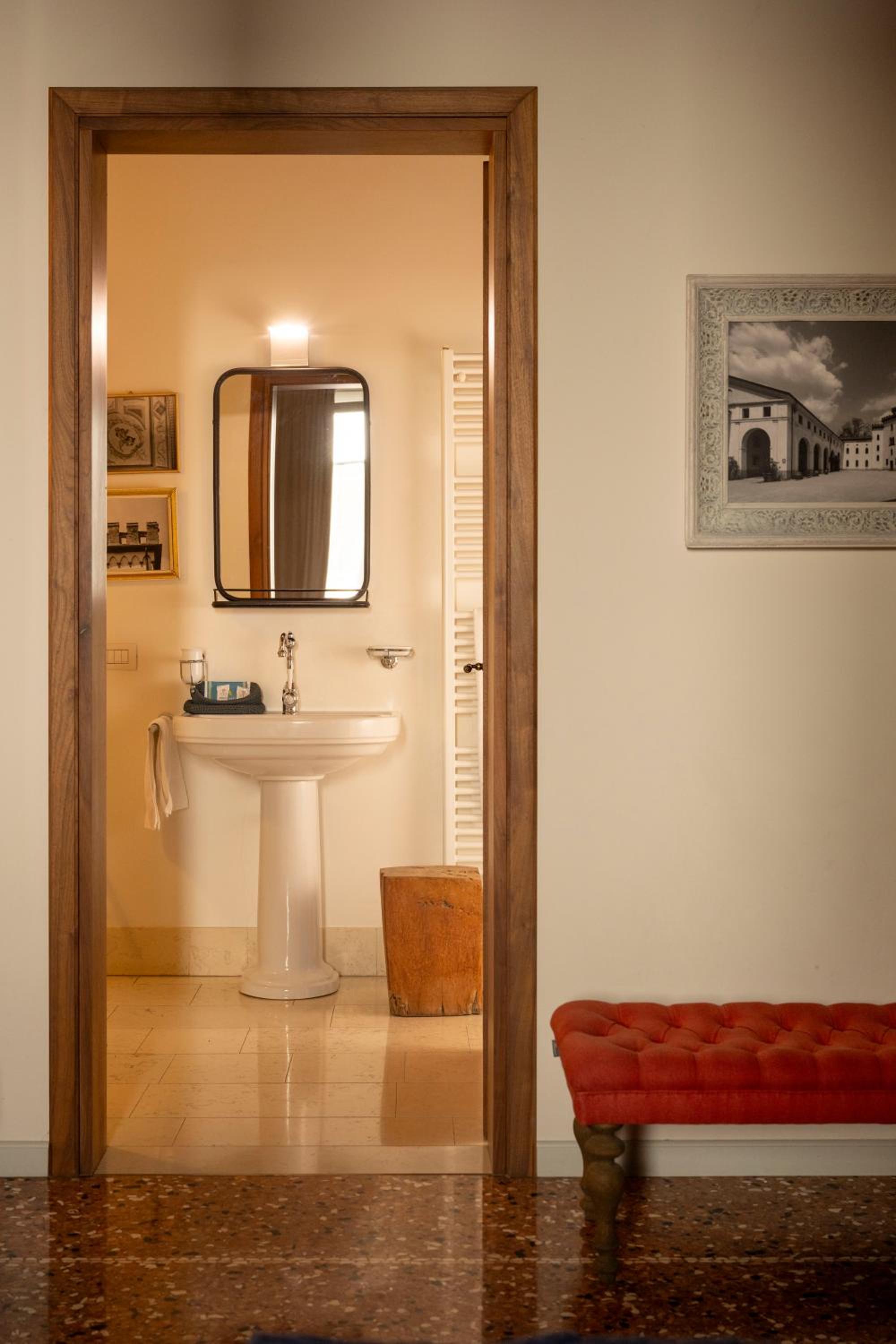 Deluxe King Room - Photo 4