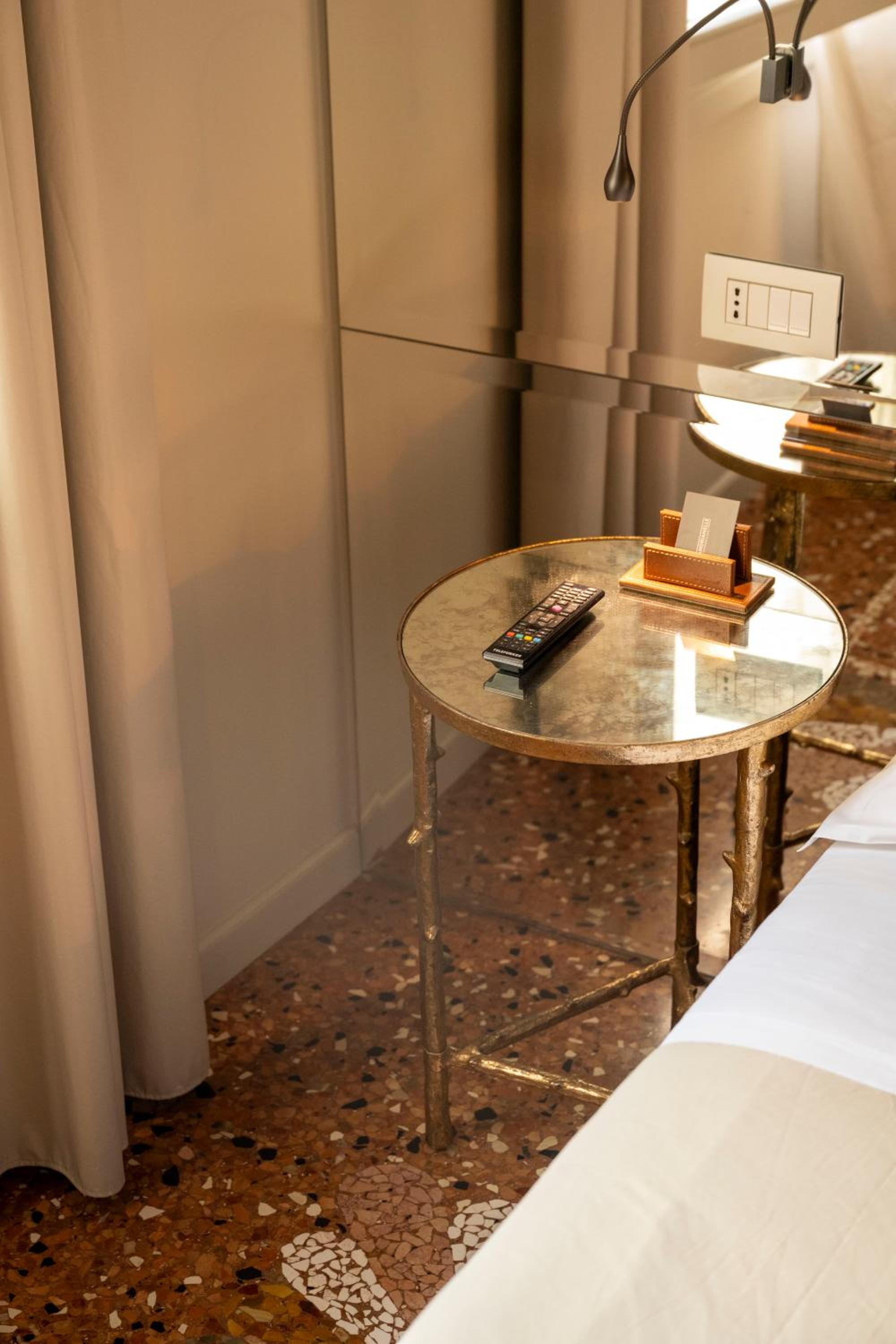 Deluxe King Room - Photo 5
