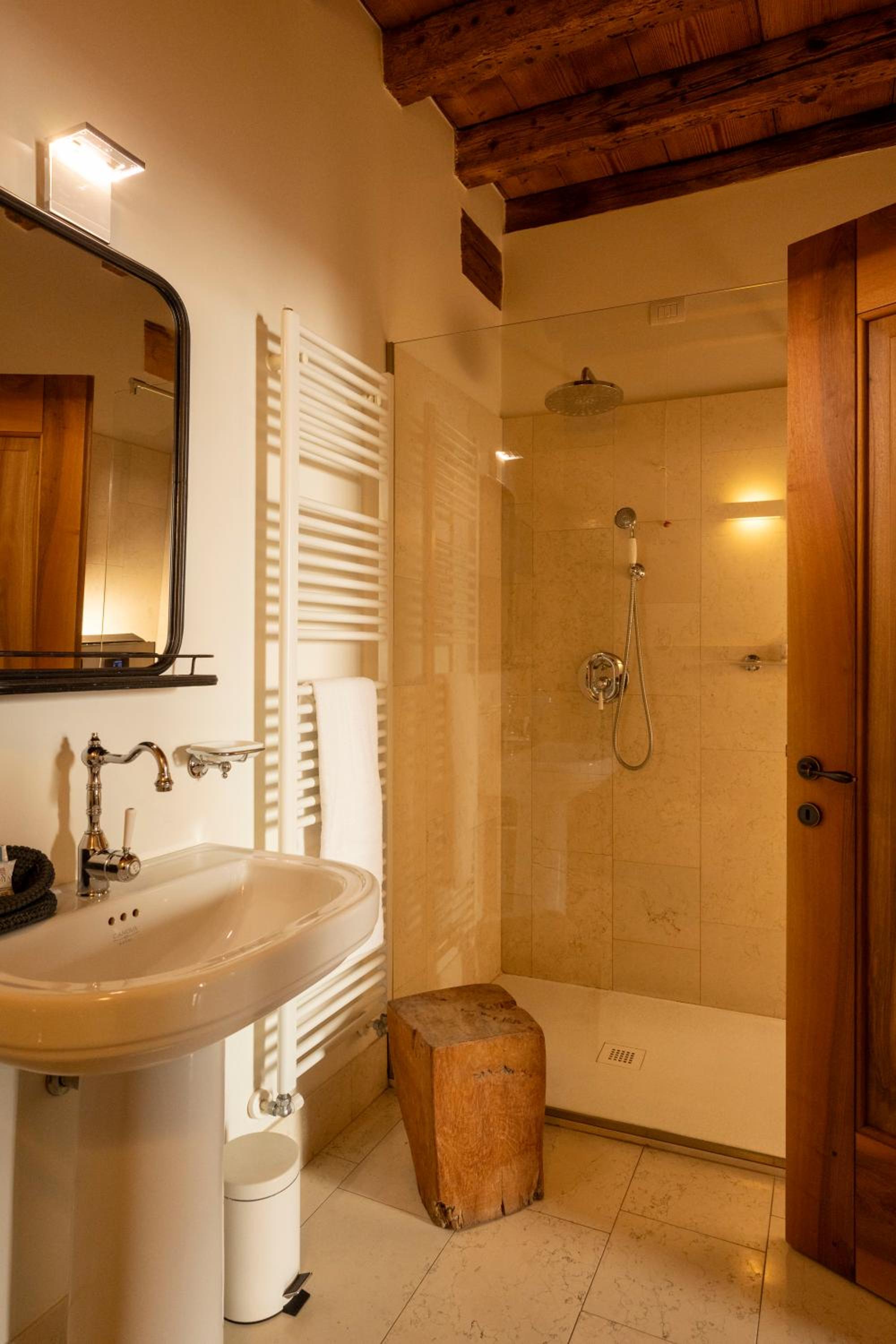 Deluxe King Room - Photo 3