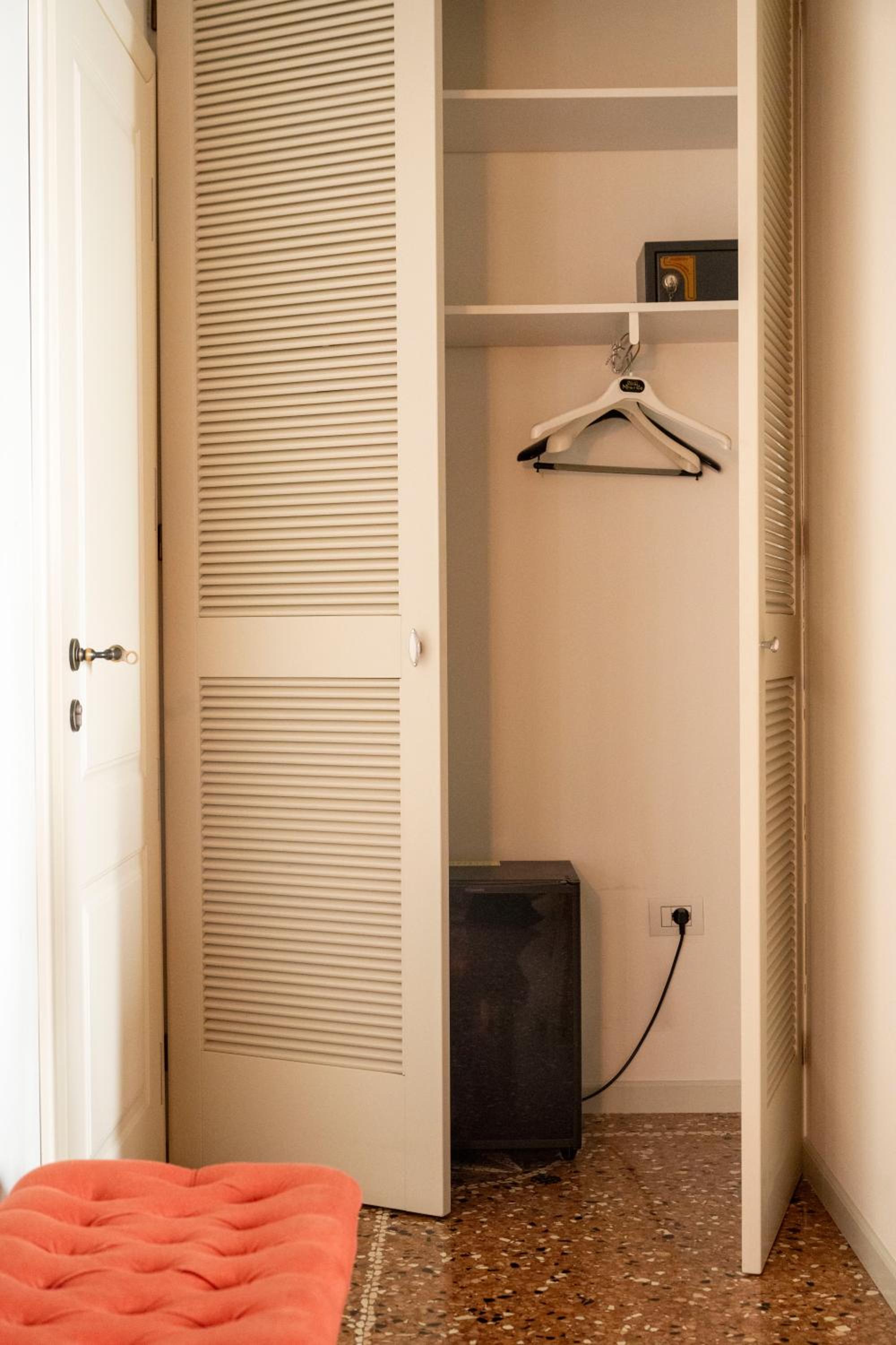 Deluxe King Room - Photo 2