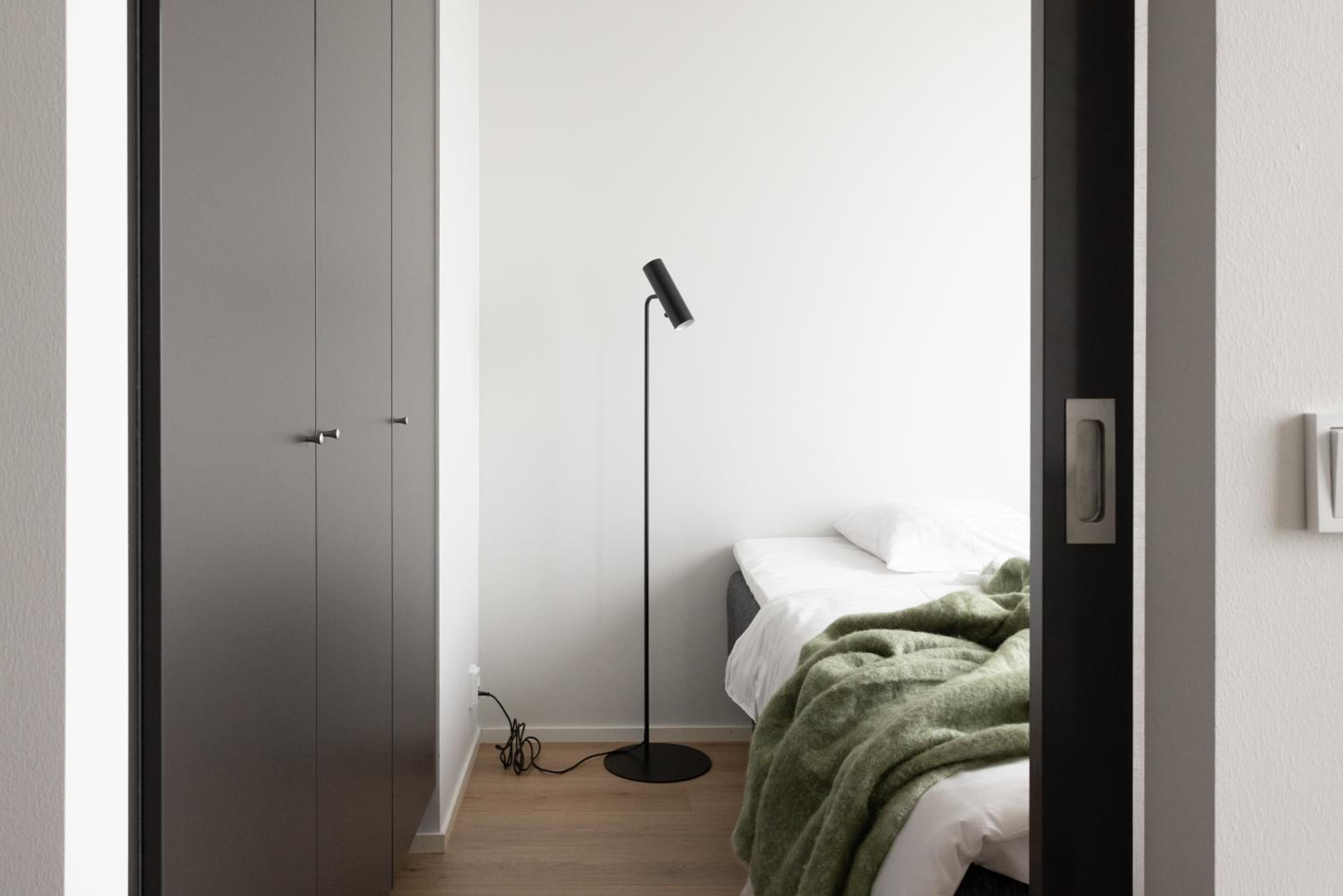 Spacious-studio upper floors - Photo 4