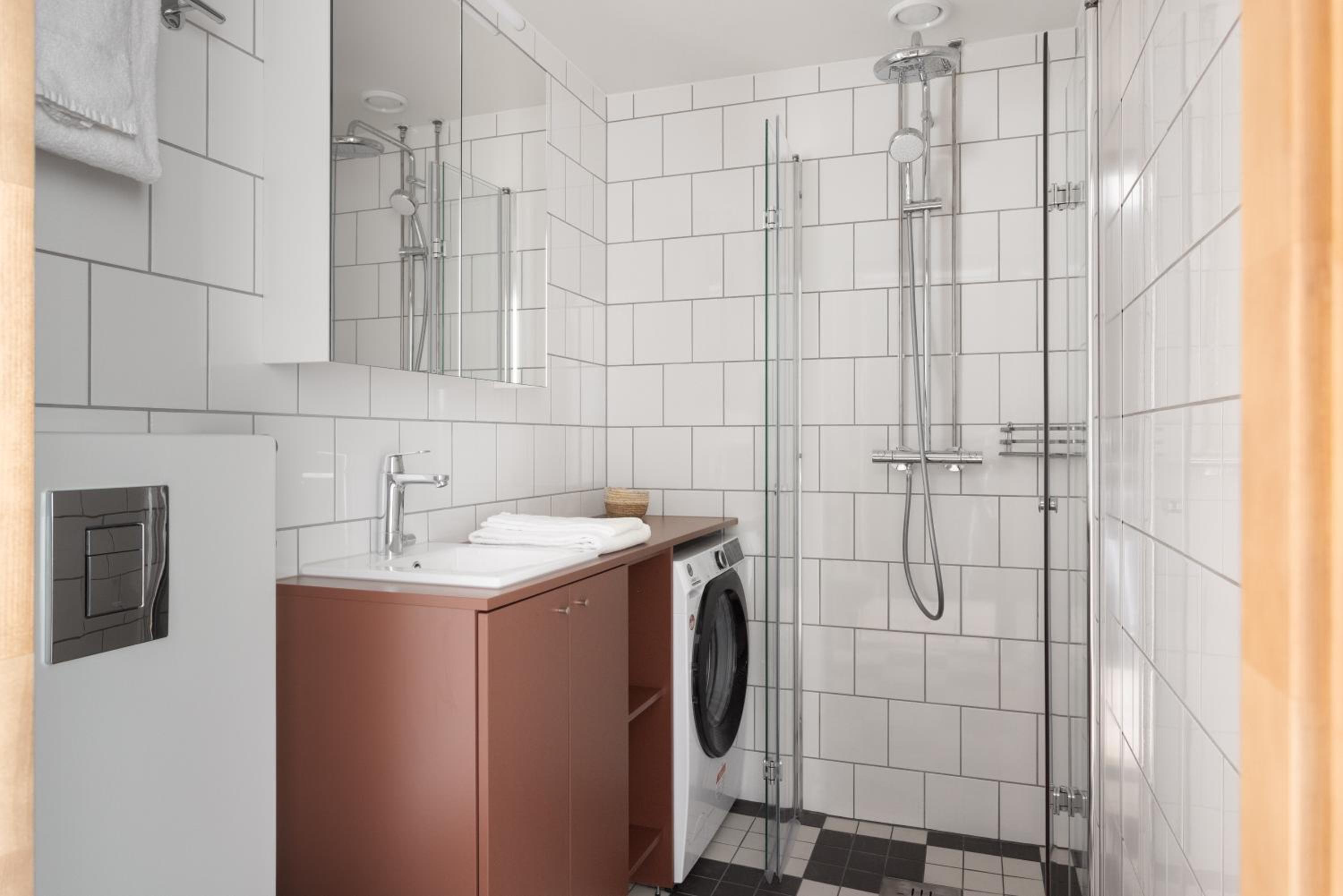 Spacious-studio upper floors - Photo 13