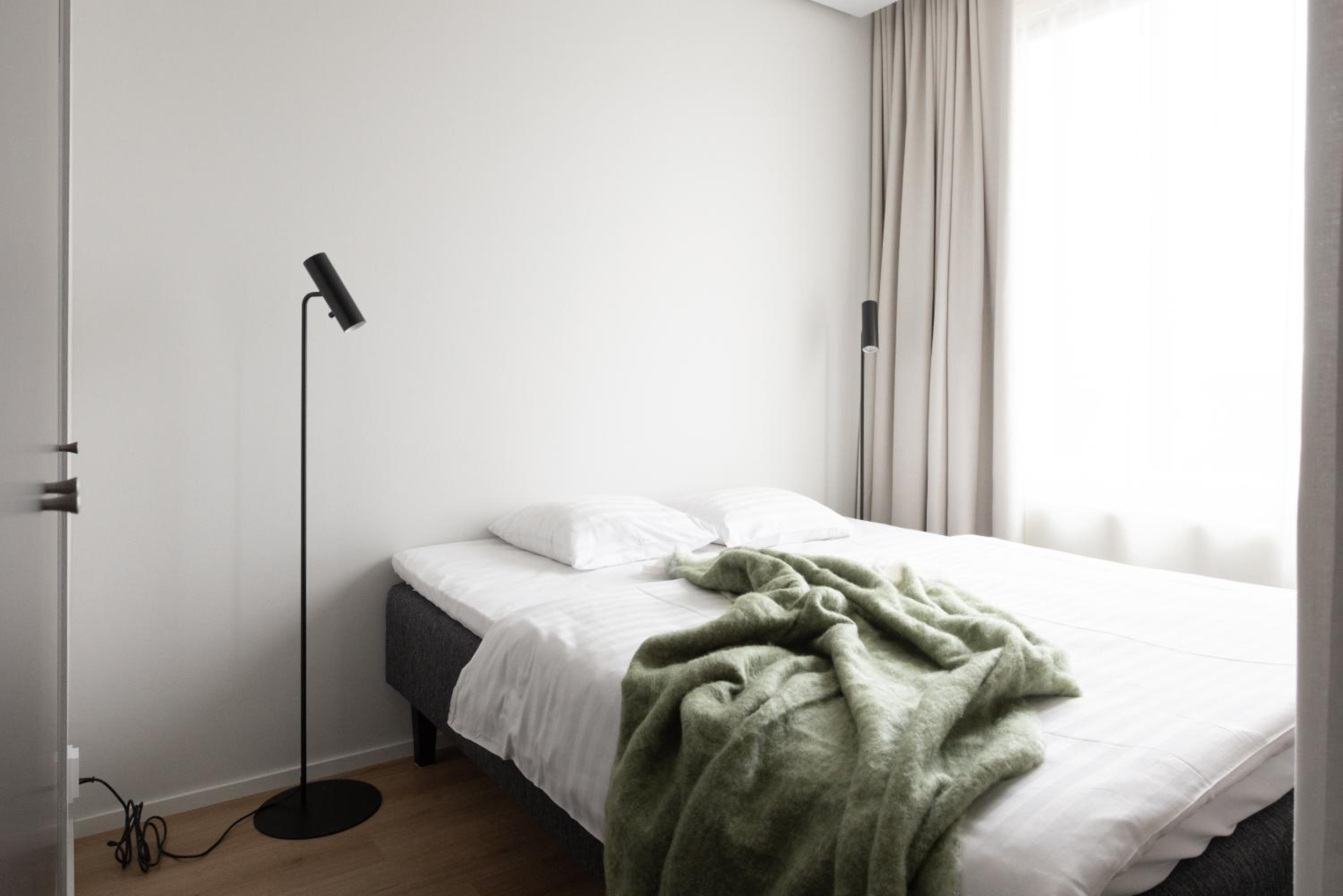 Spacious-studio upper floors - Photo 5