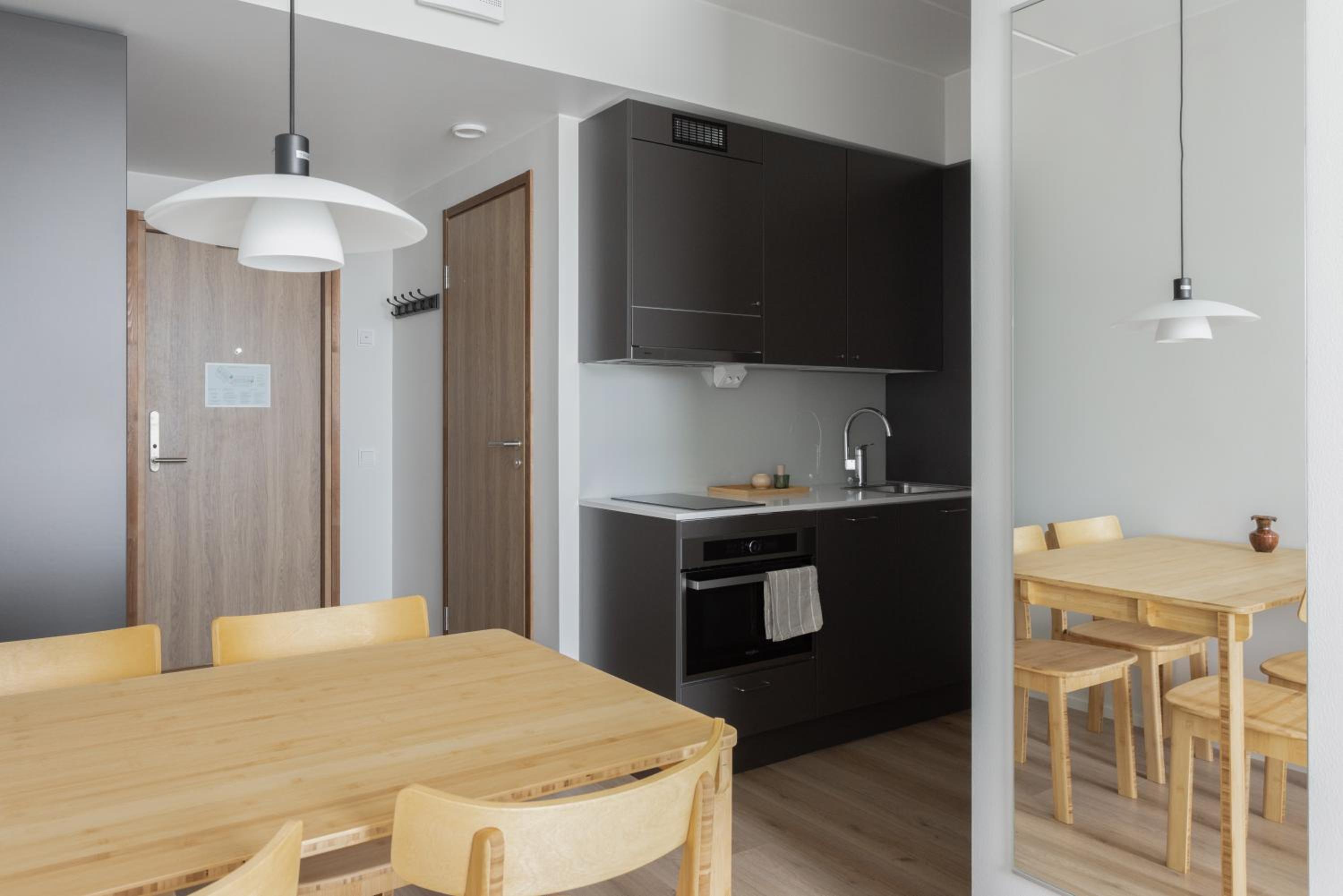 Spacious-studio upper floors - Photo 8