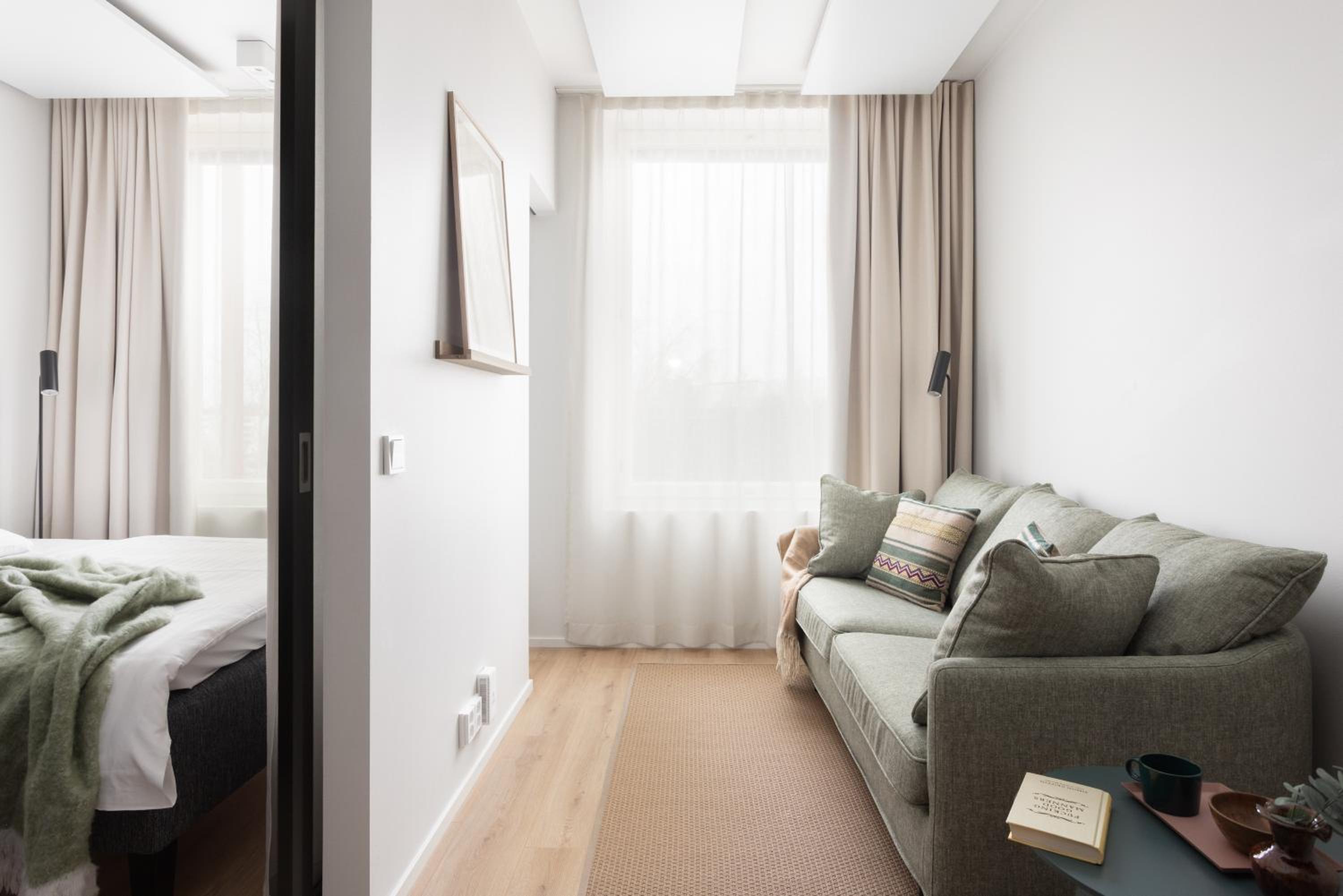 Spacious-studio upper floors - Photo 3