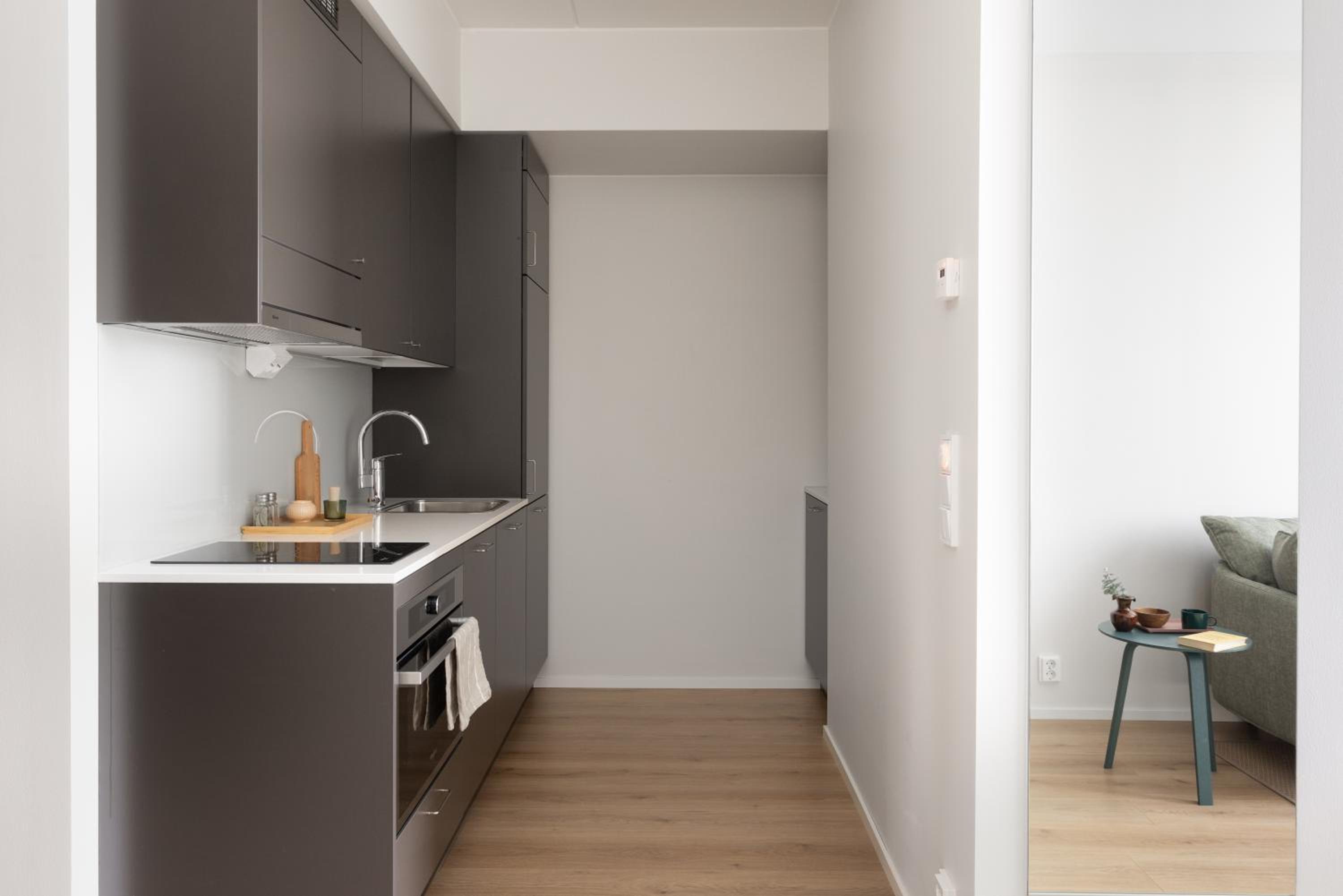 Spacious-studio upper floors - Photo 10