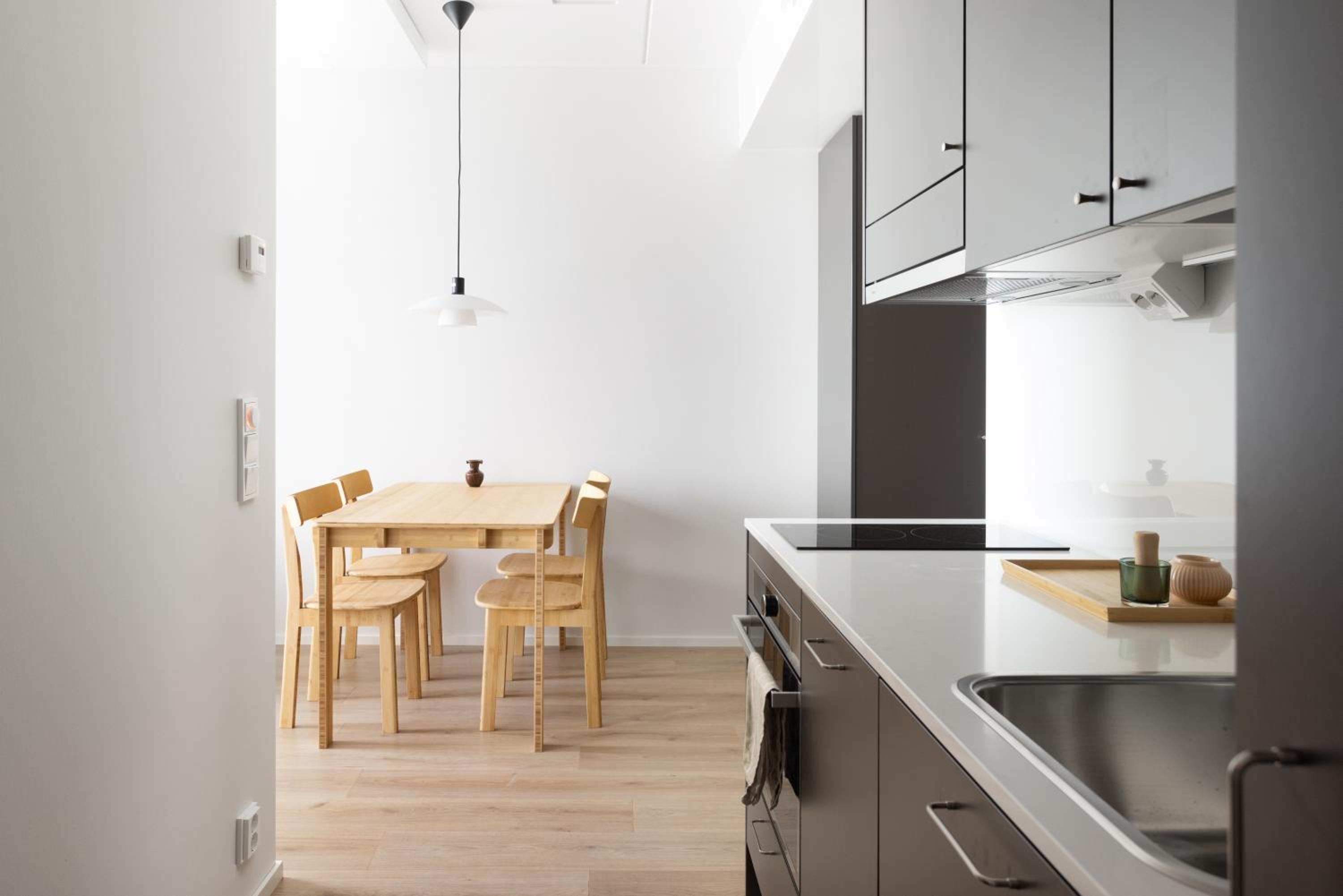 Spacious-studio upper floors - Photo 11