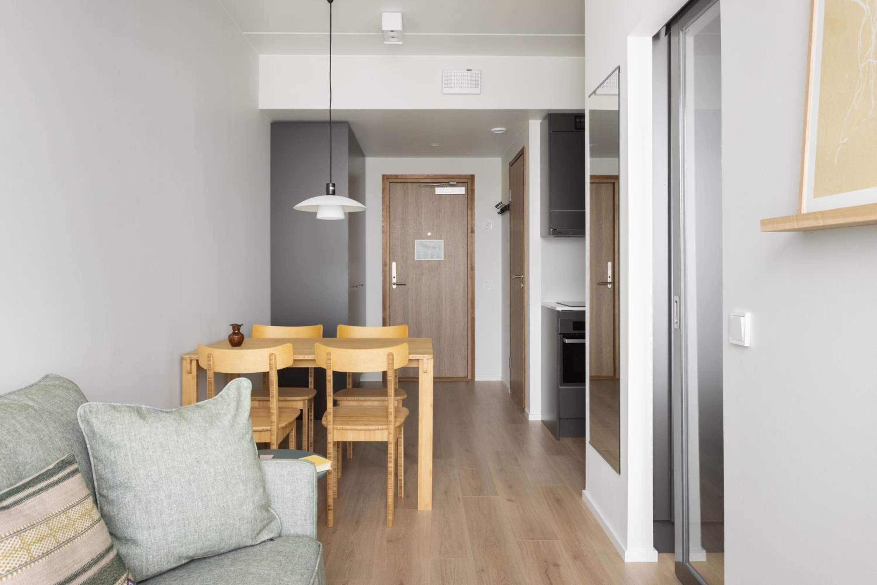 Spacious-studio upper floors - Photo 7