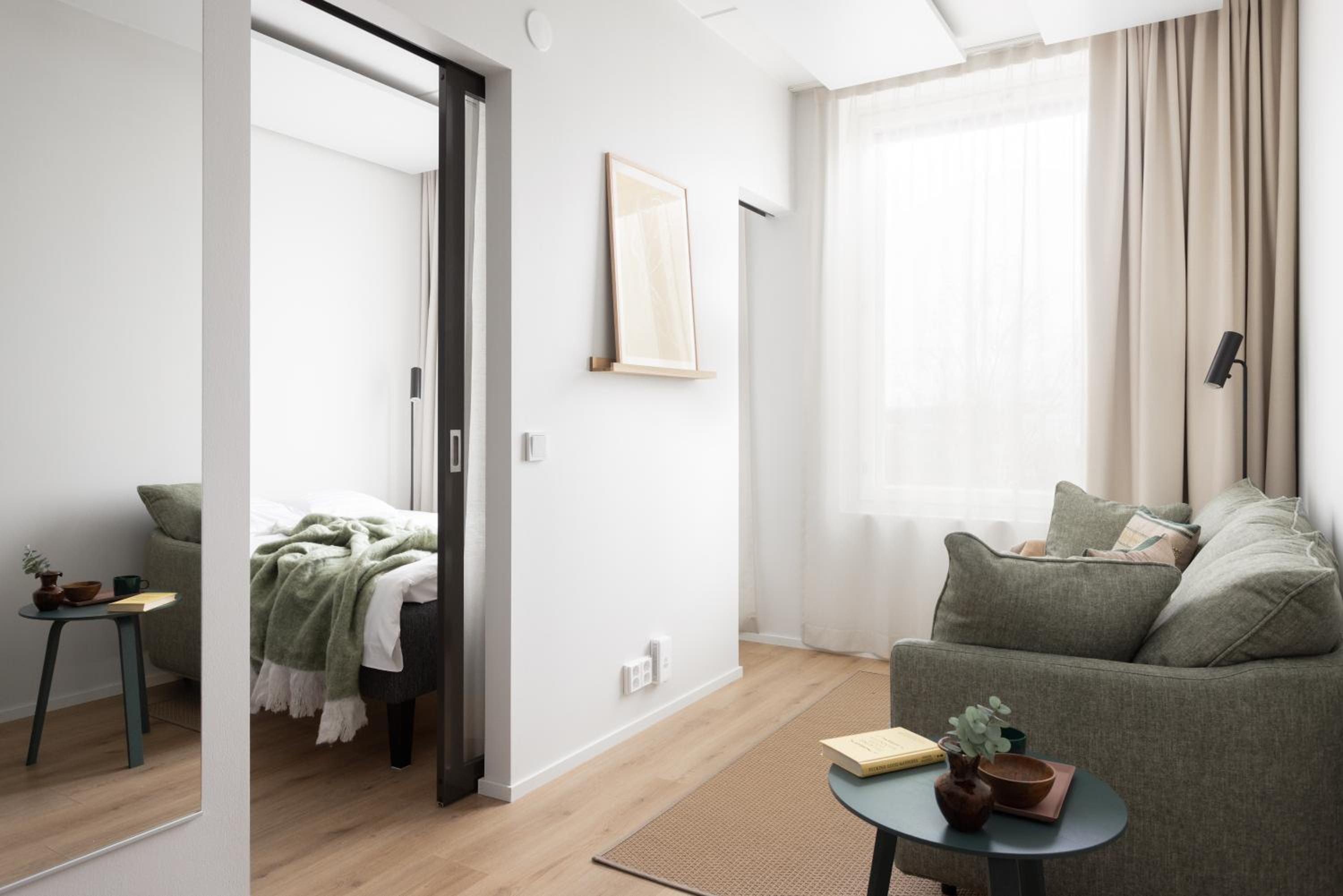 Spacious-studio upper floors - Photo 1