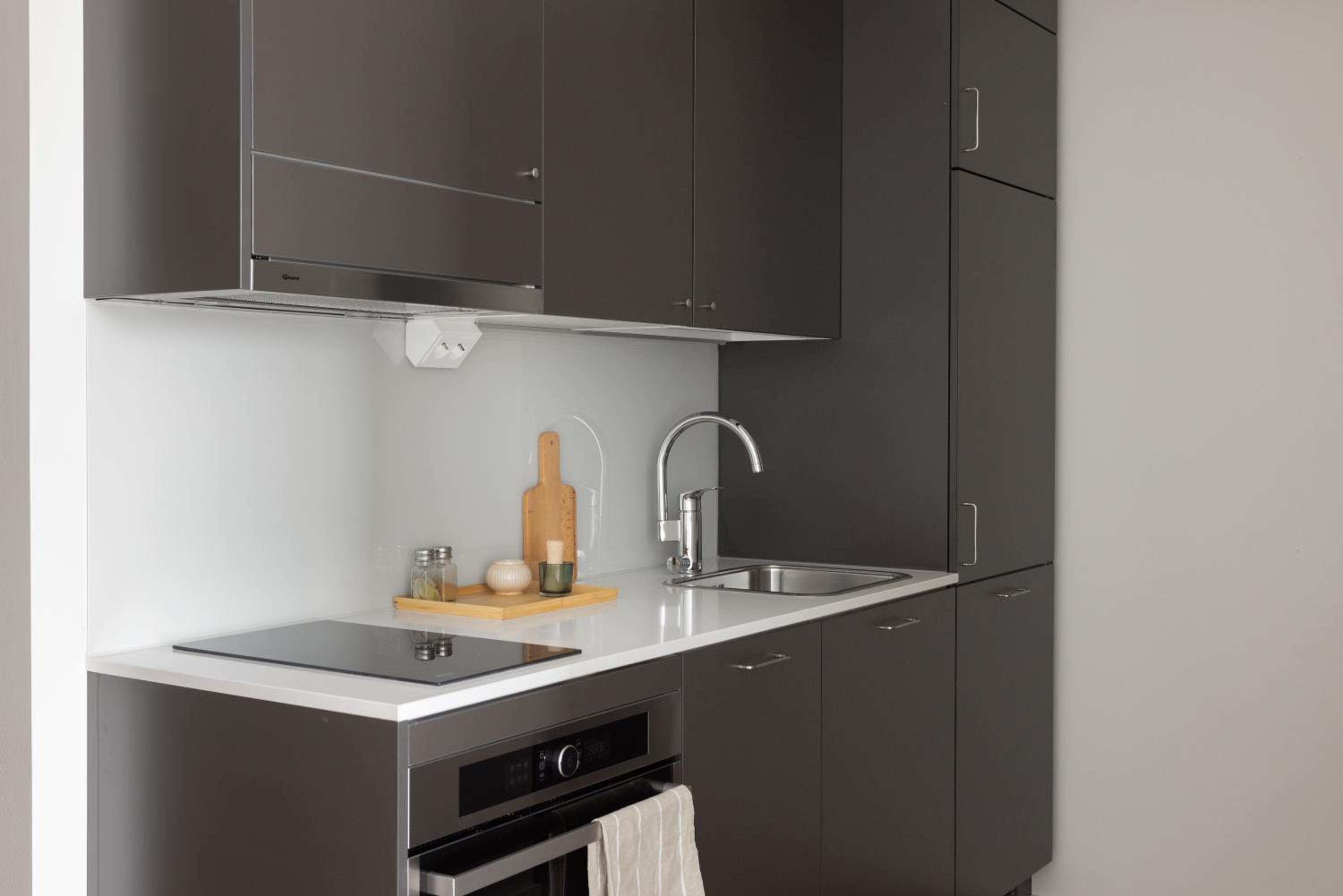 Spacious-studio upper floors - Photo 9