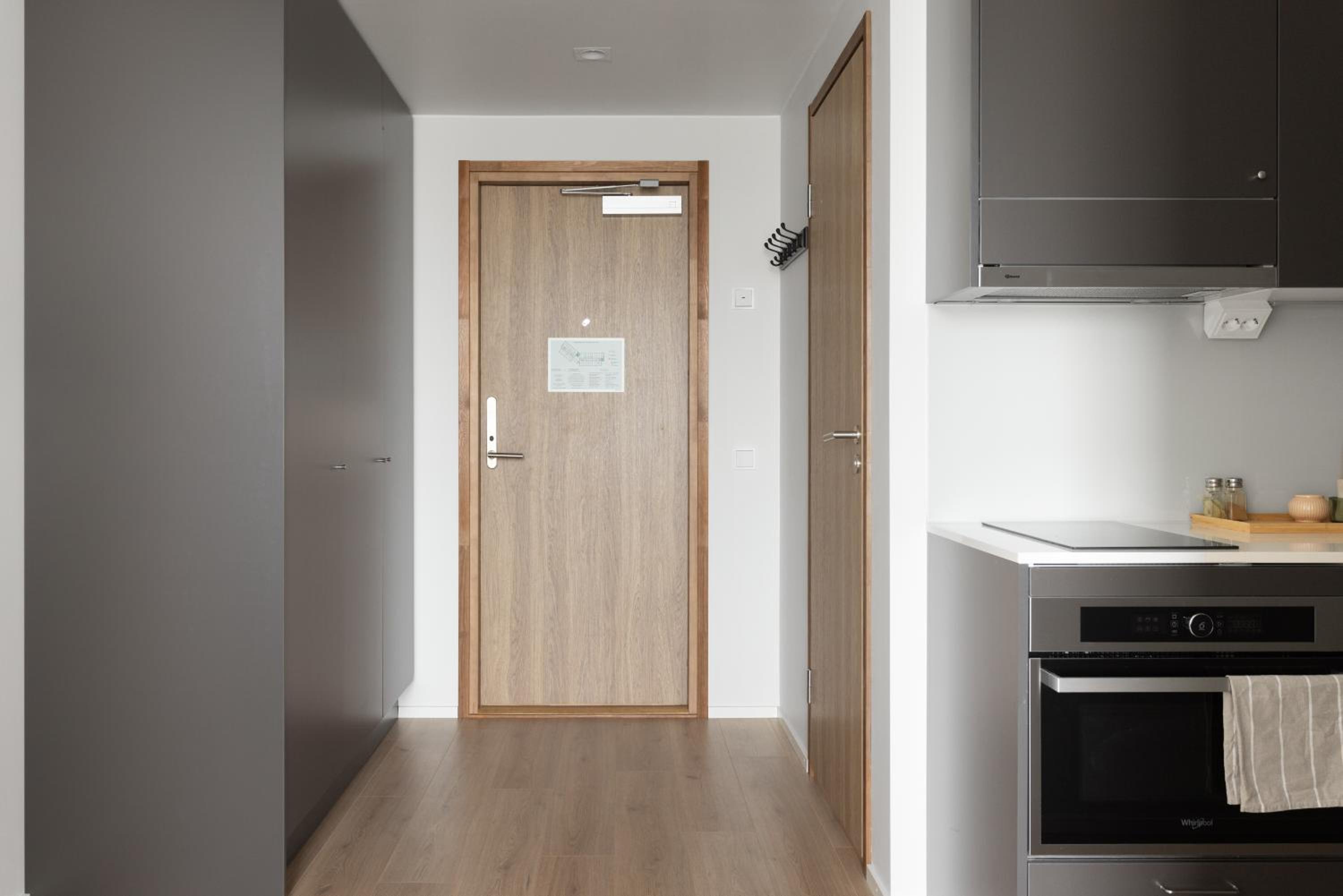 Spacious-studio upper floors - Photo 12