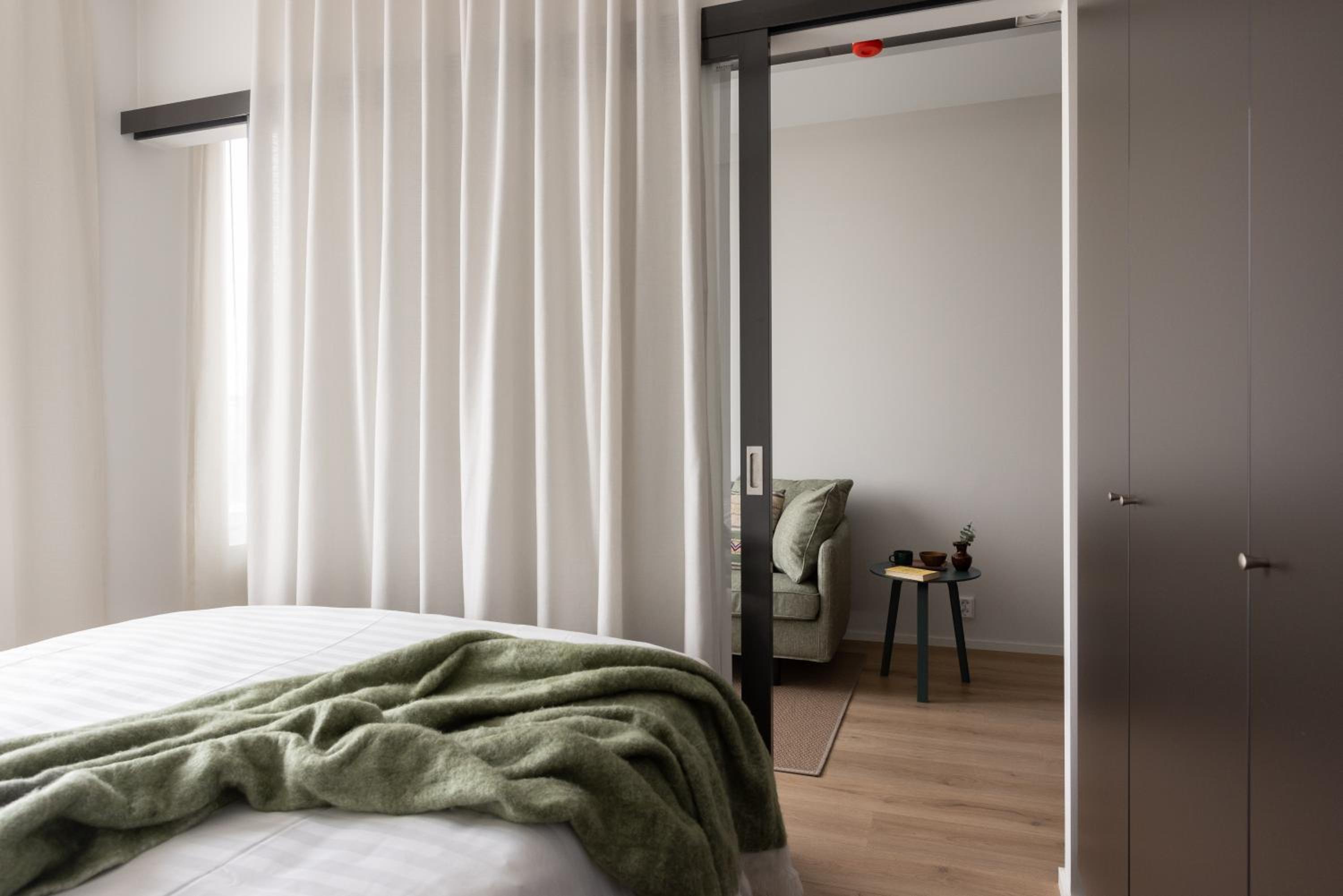 Spacious-studio upper floors - Photo 6