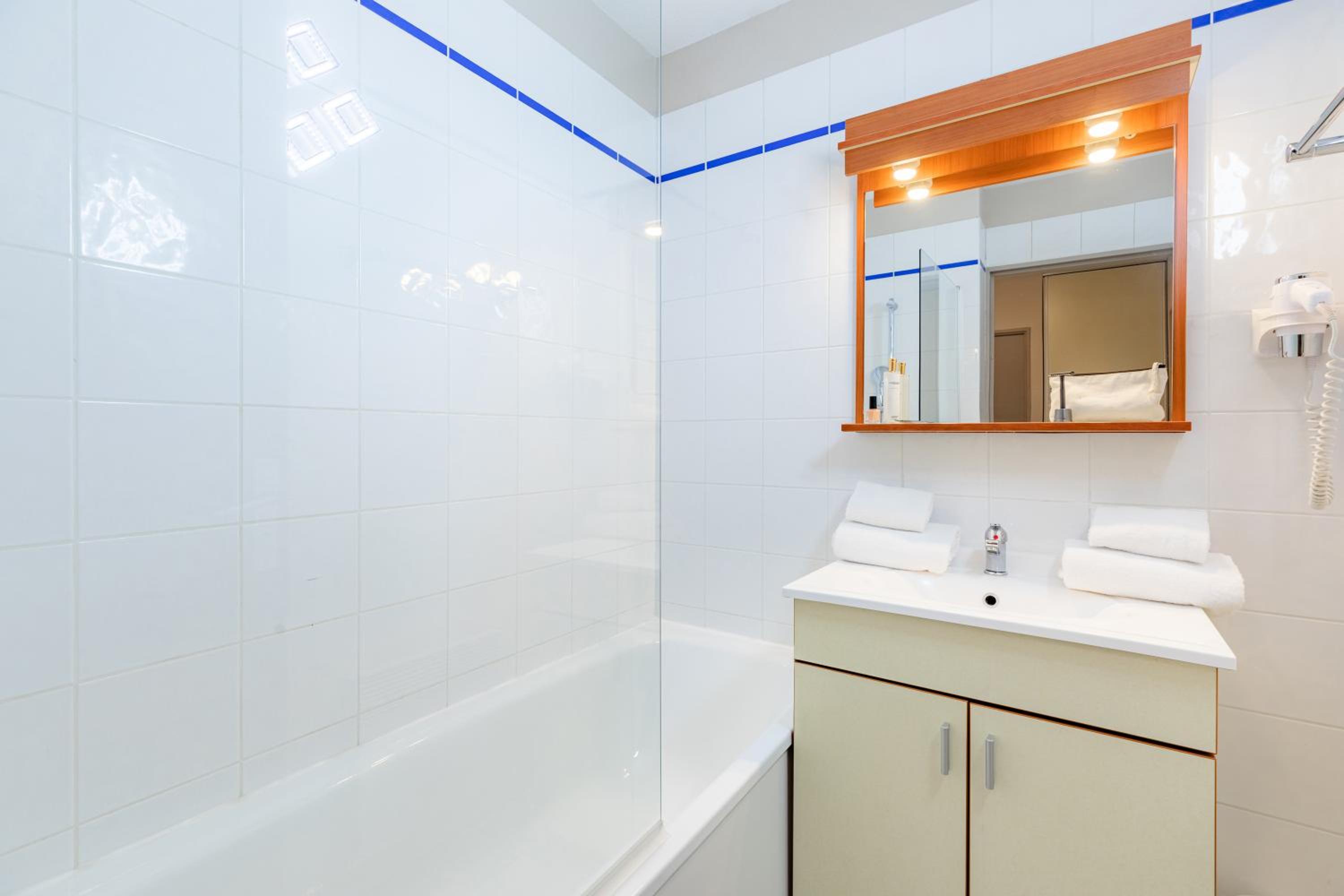 Large Apartment - Photo 8