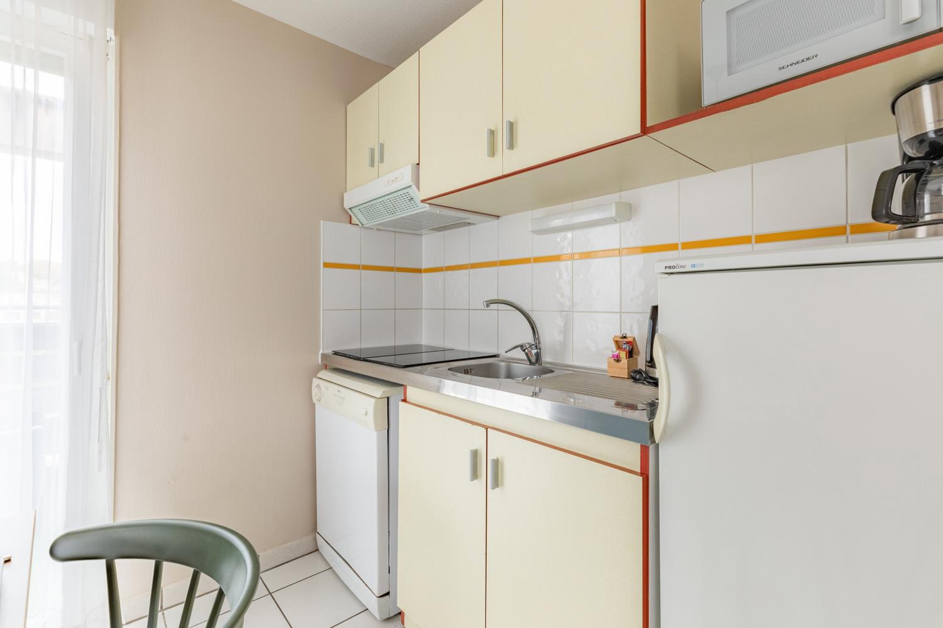 Large Apartment - Photo 2