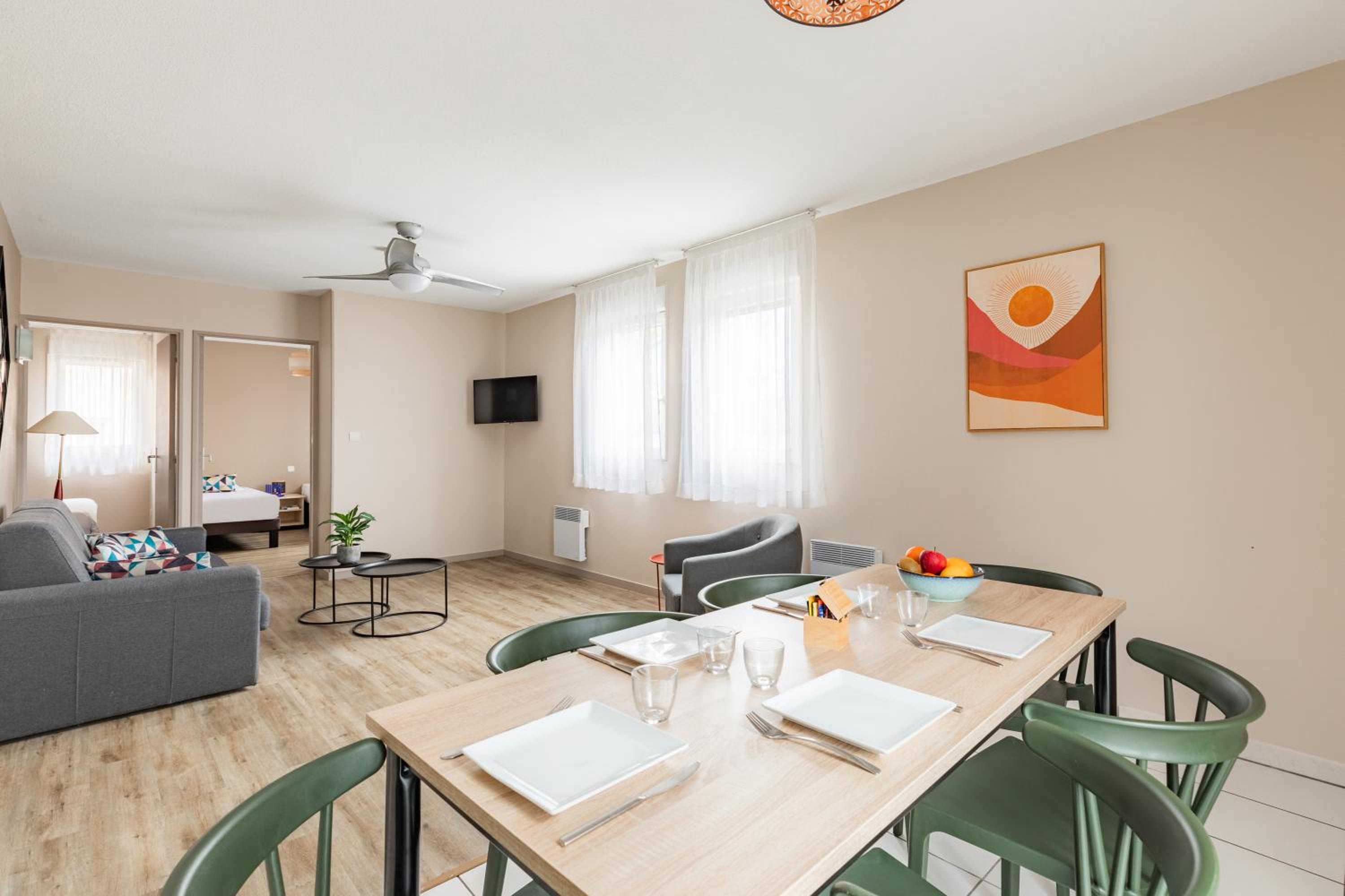 Large Apartment - Photo 4