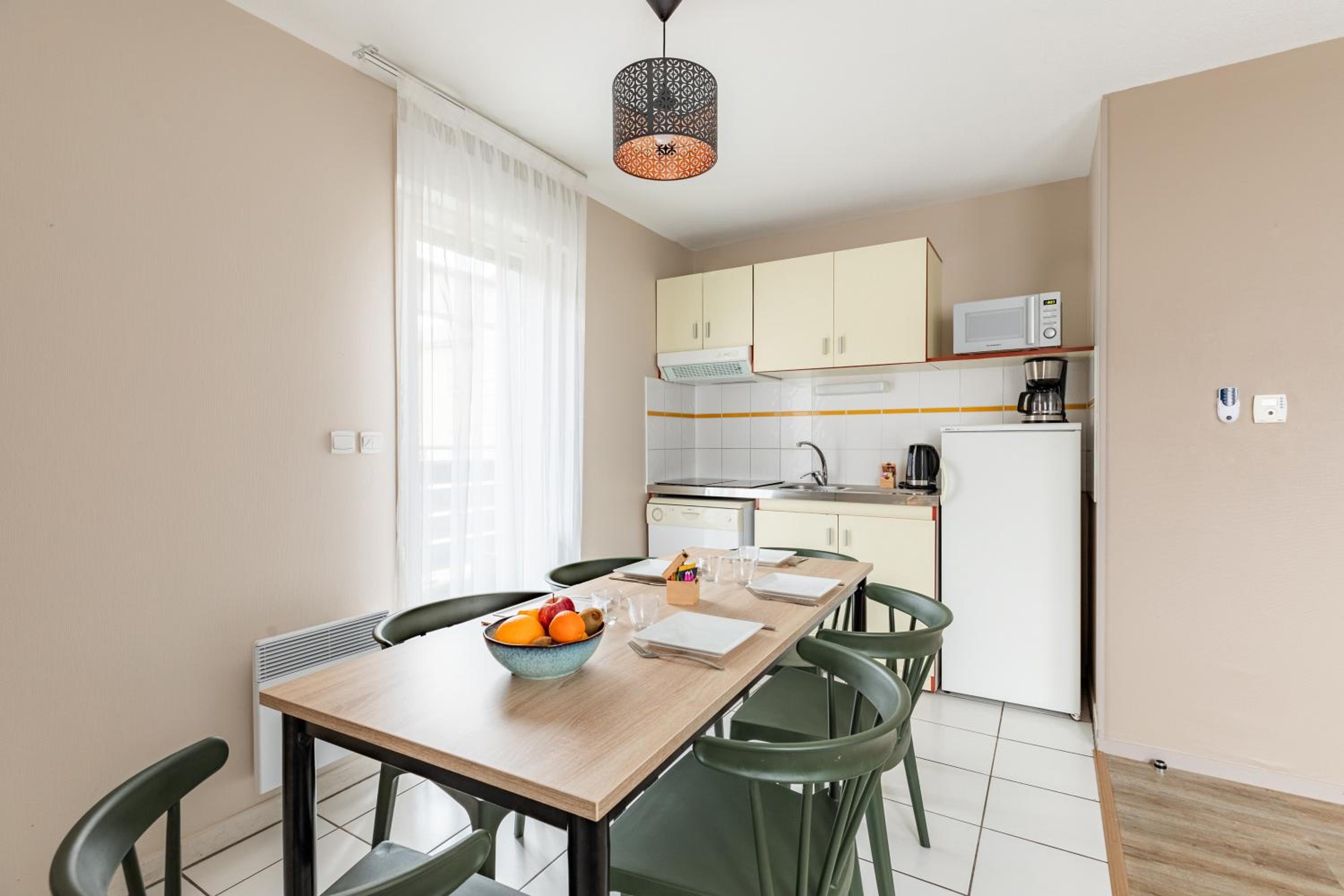 Large Apartment - Photo 5