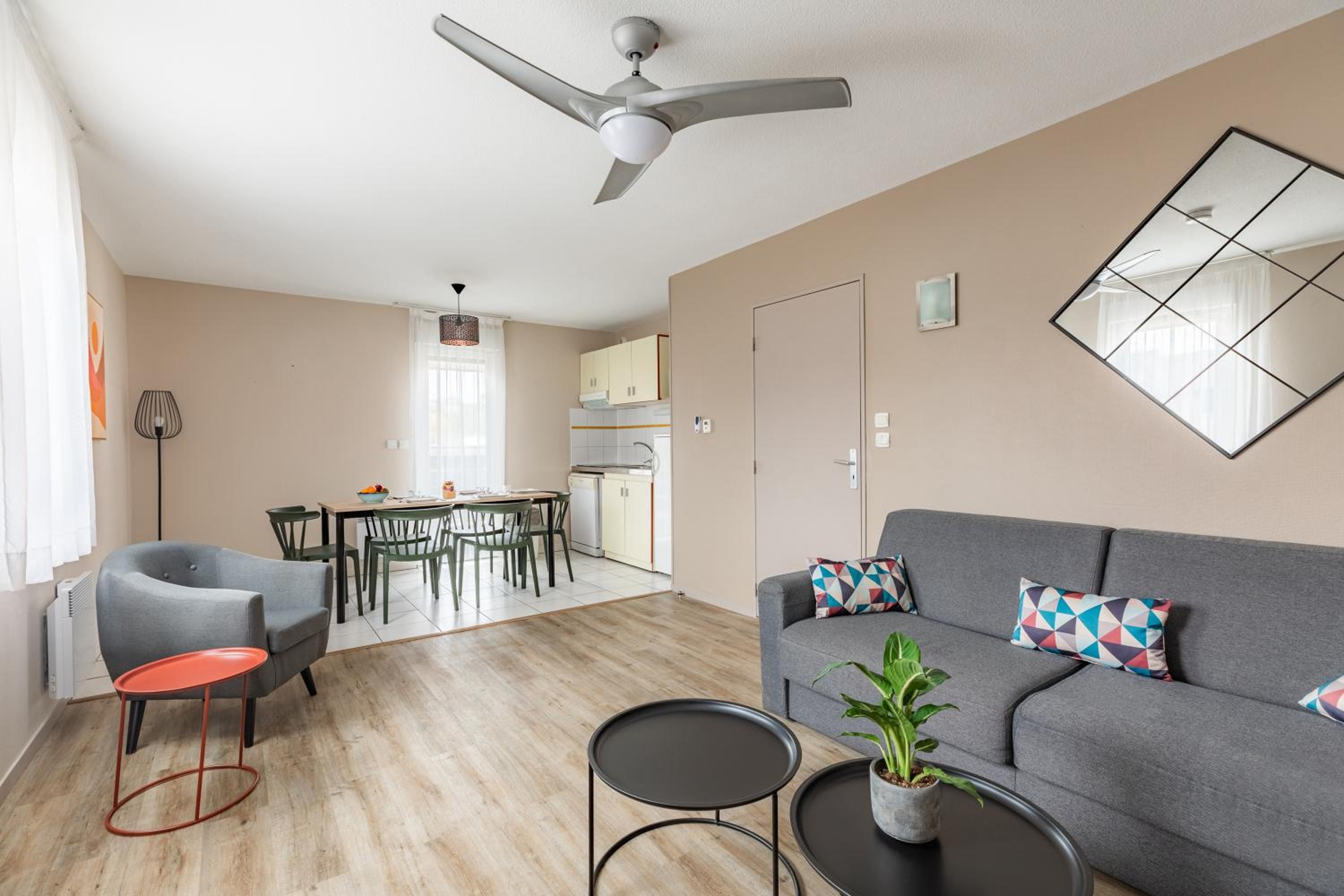 Large Apartment - Photo 3