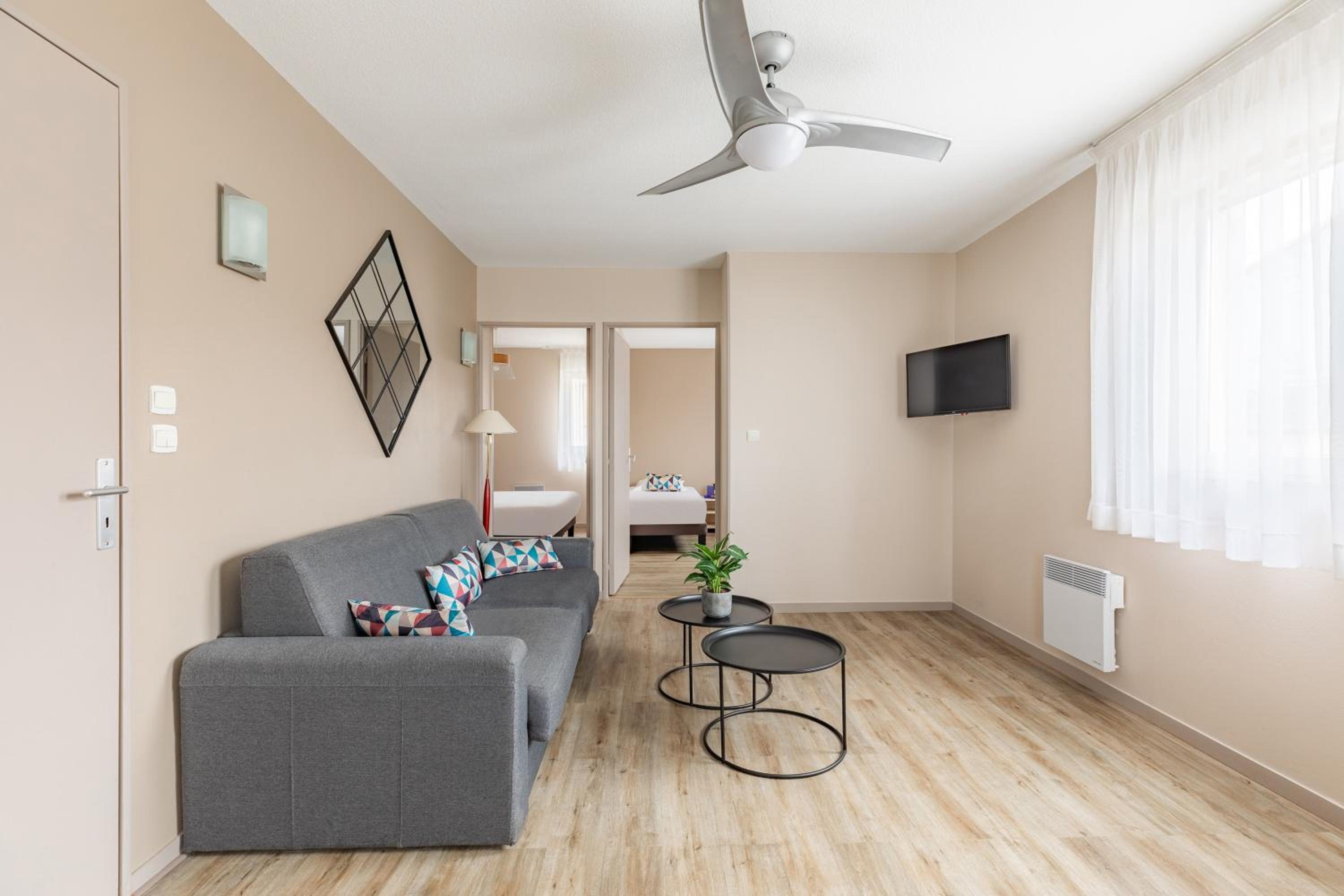 Large Apartment - Photo 6